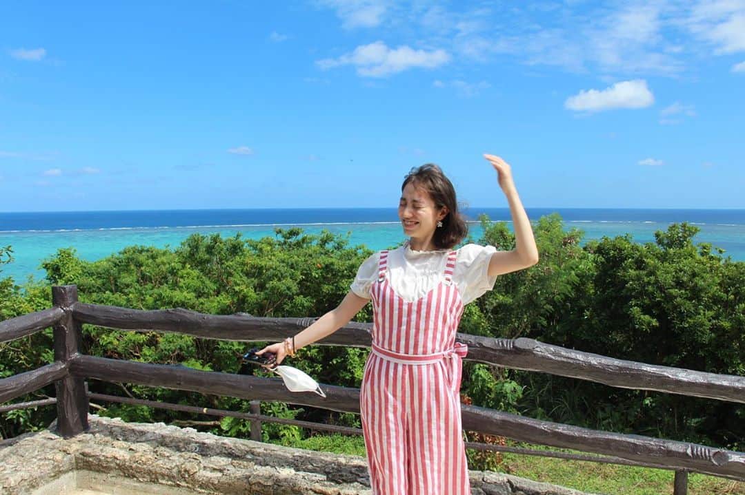 のインスタグラム：「#風 #吹いてきた #髪の毛 #飛んだよ #マスク #踊ってる #石垣島 #展望台 #玉取崎展望台 #海 #綺麗だねえ〜  ちょっと、 竹富島石垣島旅行、 写真まだまだあるんですけど もうとっくに帰ってきてるんですけど、、、 載せさせて、、、」