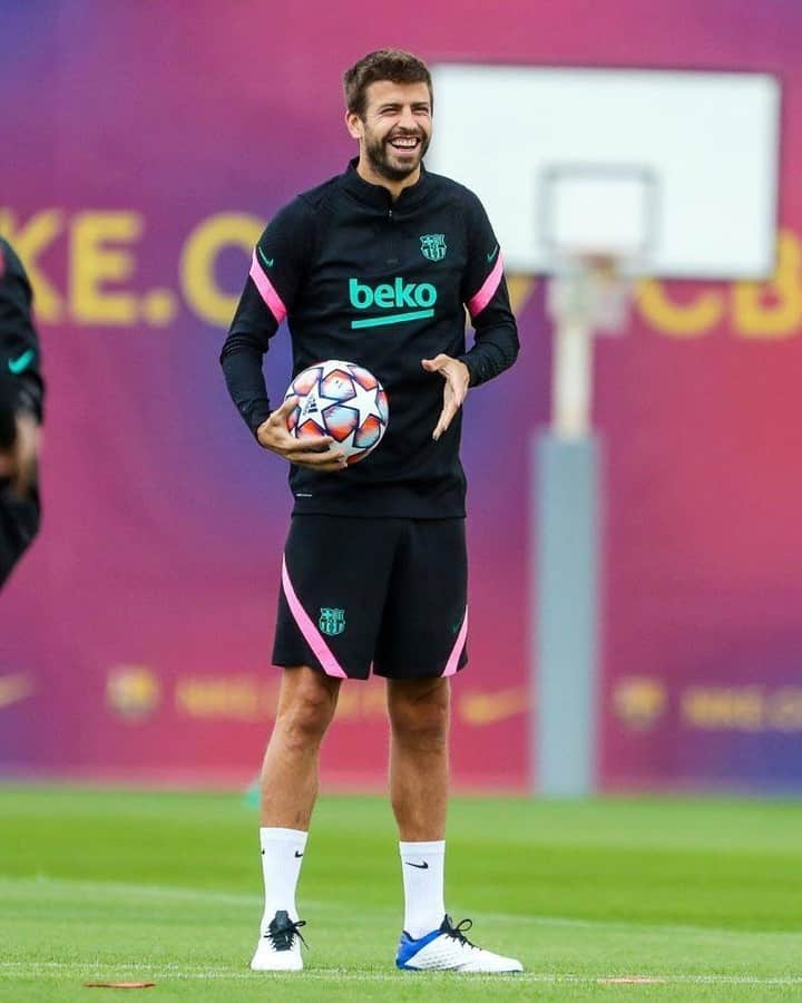 FCバルセロナさんのインスタグラム写真 - (FCバルセロナInstagram)「👀 Focused on tomorrow’s game 🆚 Ferencvaros! ¡Último entrenamiento antes del regreso de la #UCL! 📸 de l’entrenament previ al #BarçaFerencvaros! 🔵🔴 #ForçaBarça」10月19日 22時49分 - fcbarcelona