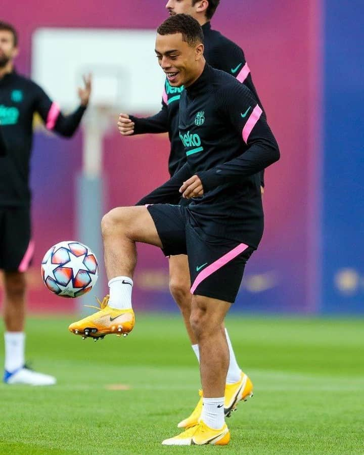 FCバルセロナさんのインスタグラム写真 - (FCバルセロナInstagram)「👀 Focused on tomorrow’s game 🆚 Ferencvaros! ¡Último entrenamiento antes del regreso de la #UCL! 📸 de l’entrenament previ al #BarçaFerencvaros! 🔵🔴 #ForçaBarça」10月19日 22時49分 - fcbarcelona