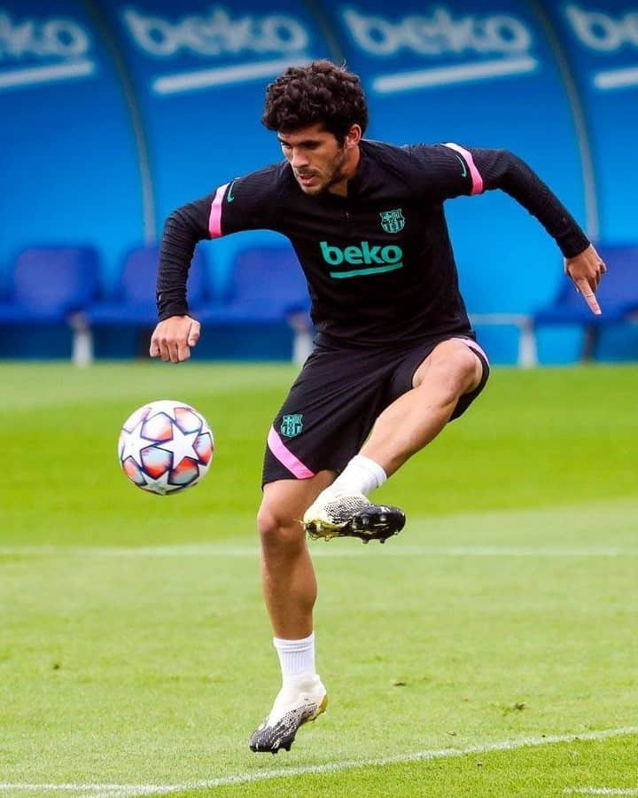 FCバルセロナさんのインスタグラム写真 - (FCバルセロナInstagram)「👀 Focused on tomorrow’s game 🆚 Ferencvaros! ¡Último entrenamiento antes del regreso de la #UCL! 📸 de l’entrenament previ al #BarçaFerencvaros! 🔵🔴 #ForçaBarça」10月19日 22時49分 - fcbarcelona