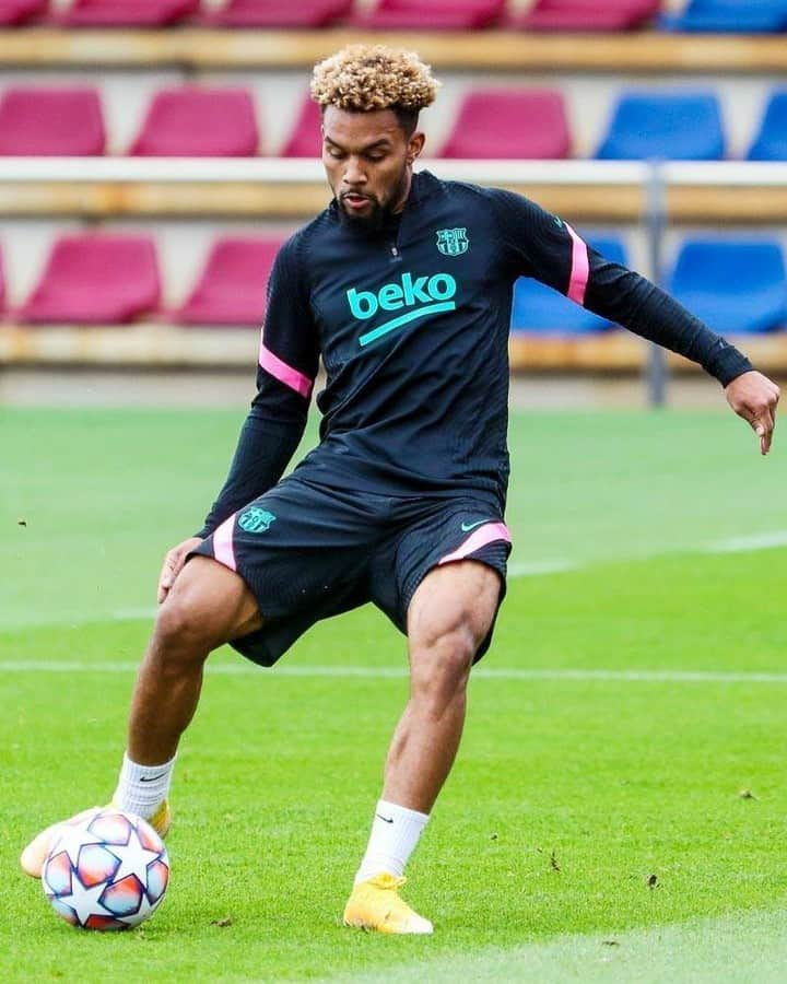 FCバルセロナさんのインスタグラム写真 - (FCバルセロナInstagram)「👀 Focused on tomorrow’s game 🆚 Ferencvaros! ¡Último entrenamiento antes del regreso de la #UCL! 📸 de l’entrenament previ al #BarçaFerencvaros! 🔵🔴 #ForçaBarça」10月19日 22時49分 - fcbarcelona