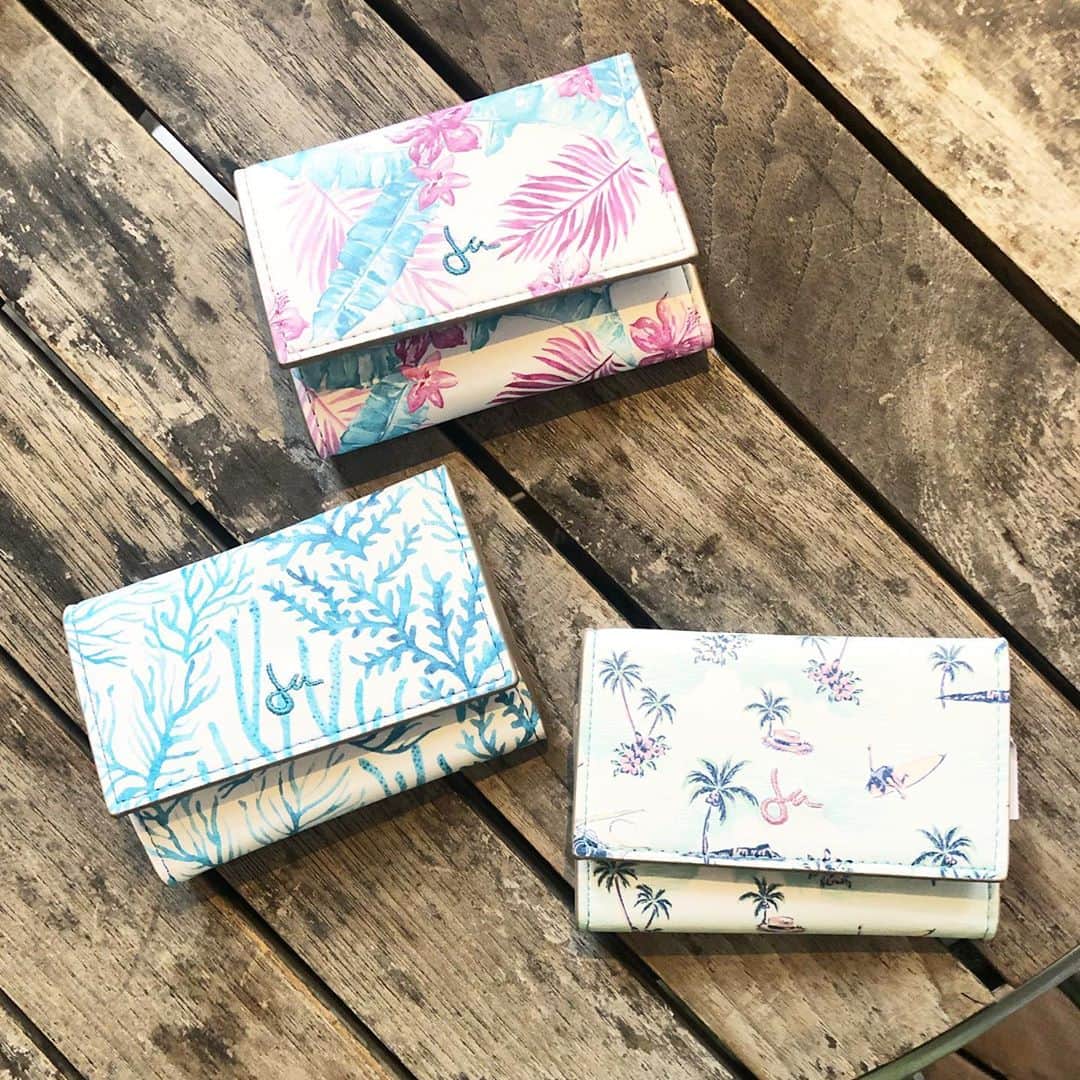 ラレイアのインスタグラム：「🌴 Jessica Miyuki @jessicamiyuki のアートデザインキーケース入荷しました😊🌺 ・ カードも収納できて超薄型✨ そしてキーは6連付けられます😍🧡 ・ ギフトにもおすすめ💕 ・ ・ ・ ---La Leia Precious Life(ラレイア)--- @laleia_official ・ 楽天市場店 https://www.rakuten.co.jp/laleia-p-life/ ・ au wowma店 https://wowma.jp/user/52666346 ・ ・ ・ #art#hawaii#aloha#surf#beach#laleia#ハワイ#フォトジェニック#インスタ映え#インスタ女子#アロハ#ビーチ#海を感じる雑貨#ラレイア#アート#ビーチガール#サーフスタイル#大人カジュアル#ジェシカミユキ#ギフト#プレゼント#楽天スーパーセール #楽天 #jessicamiyuki #キーケース」