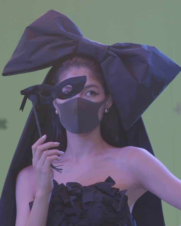 のインスタグラム：「Peek-a-boo! Behind-the-making of @keitamaruyama’s Rakuten Fashion Week TOKYO presentation, which featured a custom collaboration with @pitta_mask. #PITTAMASK」
