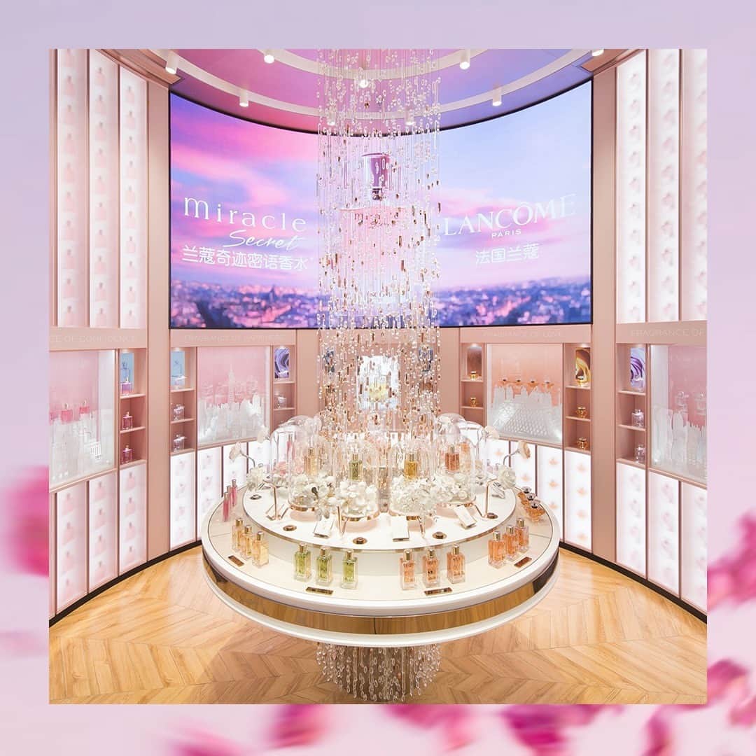 Lancôme Officialさんのインスタグラム写真 - (Lancôme OfficialInstagram)「La Cour Carrée du Bonheur, in Beijing is the place to be for all things beauty. Come on in and always leave happier. 133-135, L1 Floor, APM Mall NO.138 Wangfujing Street, Dongcheng District, Beijing.  #Lancome #HouseOfHappiness」10月19日 22時59分 - lancomeofficial