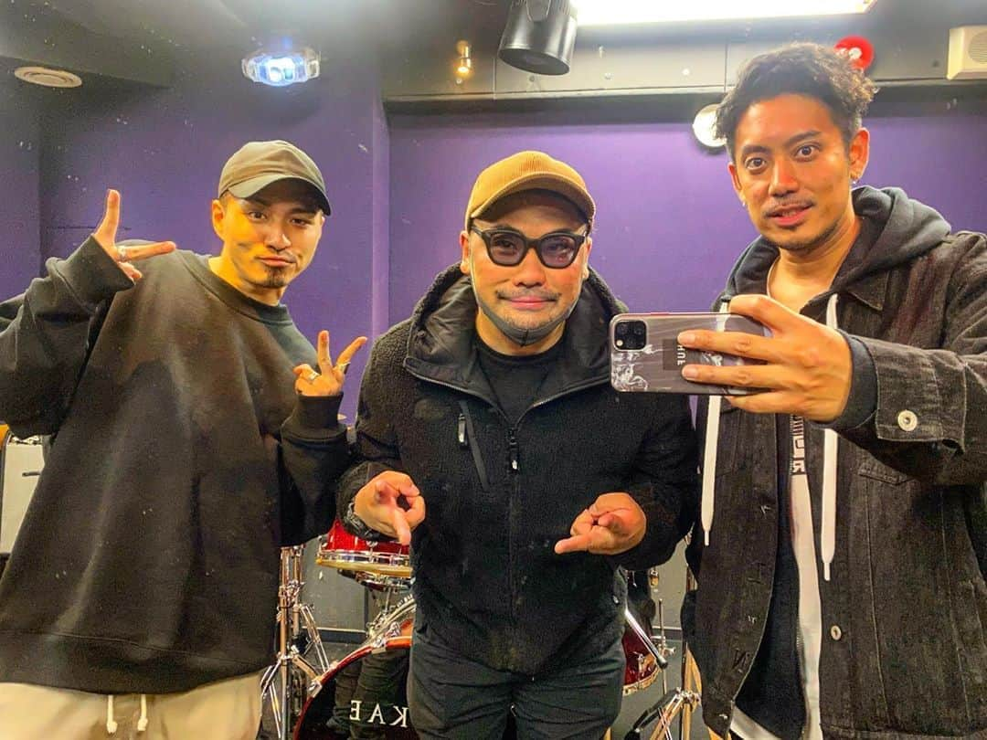 SHiNNOSUKEさんのインスタグラム写真 - (SHiNNOSUKEInstagram)「今日は10/23(FRI)@渋谷The GAMEからの配信LIVEのリハーサルでした！！  安心と信頼のKIT,ICCHANでの布陣。 オレらはオレらなりのスタイルで画面越しにいいグルーヴを届けるよー！！ チケットも発売してるから、自宅で花金のお供にどうぞ！  久々に歌ったあの曲がグッときて良かったわー、お楽しみに♪  #rookiezispunkd #meloiksign #kit #icchan #live #streaminglive #shibuya #thegame #めっちゃ楽しかった」10月19日 23時00分 - shinnosuke_rookiez