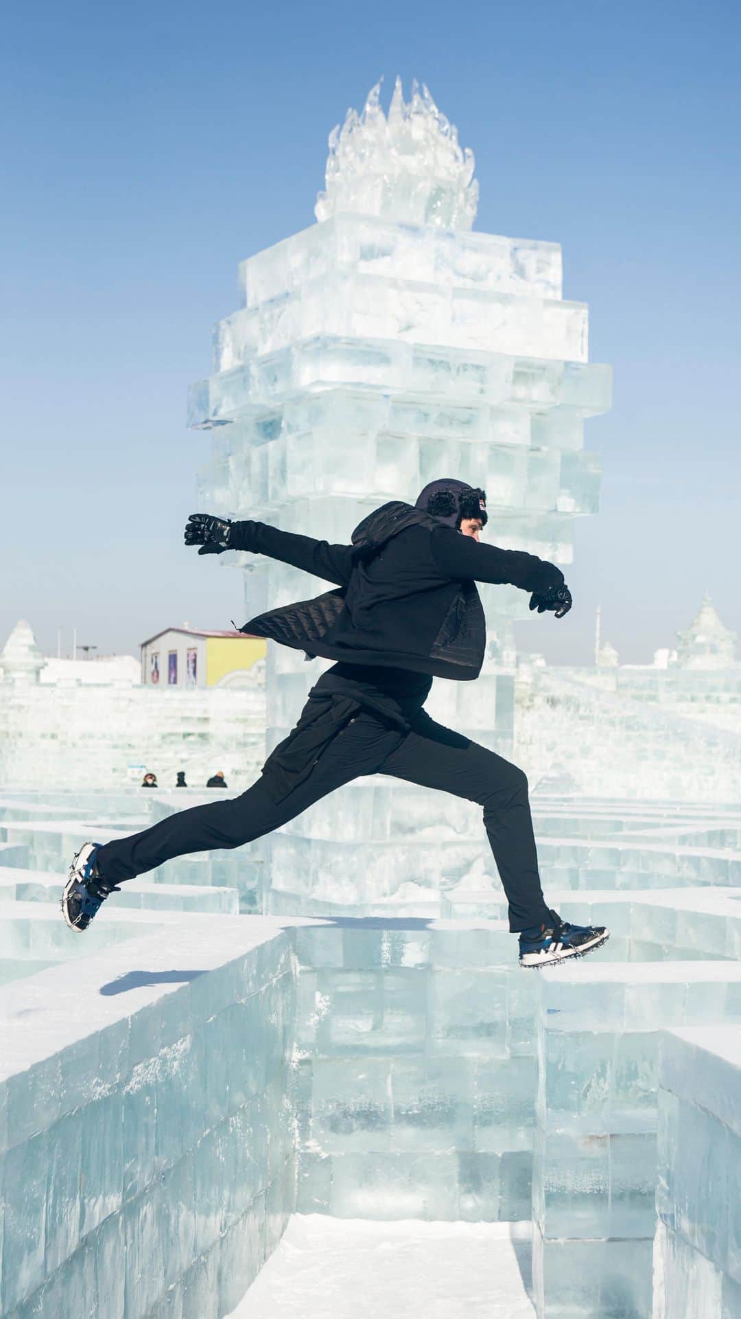 レッドブルのインスタグラム：「there's only one thing as terrifying as being @thejasonpaul ... and that's being Jason Paul's cameraman @gimbalninja 😳  #redbull #givesyouwiiings #freerunner #freerunning #parkour」