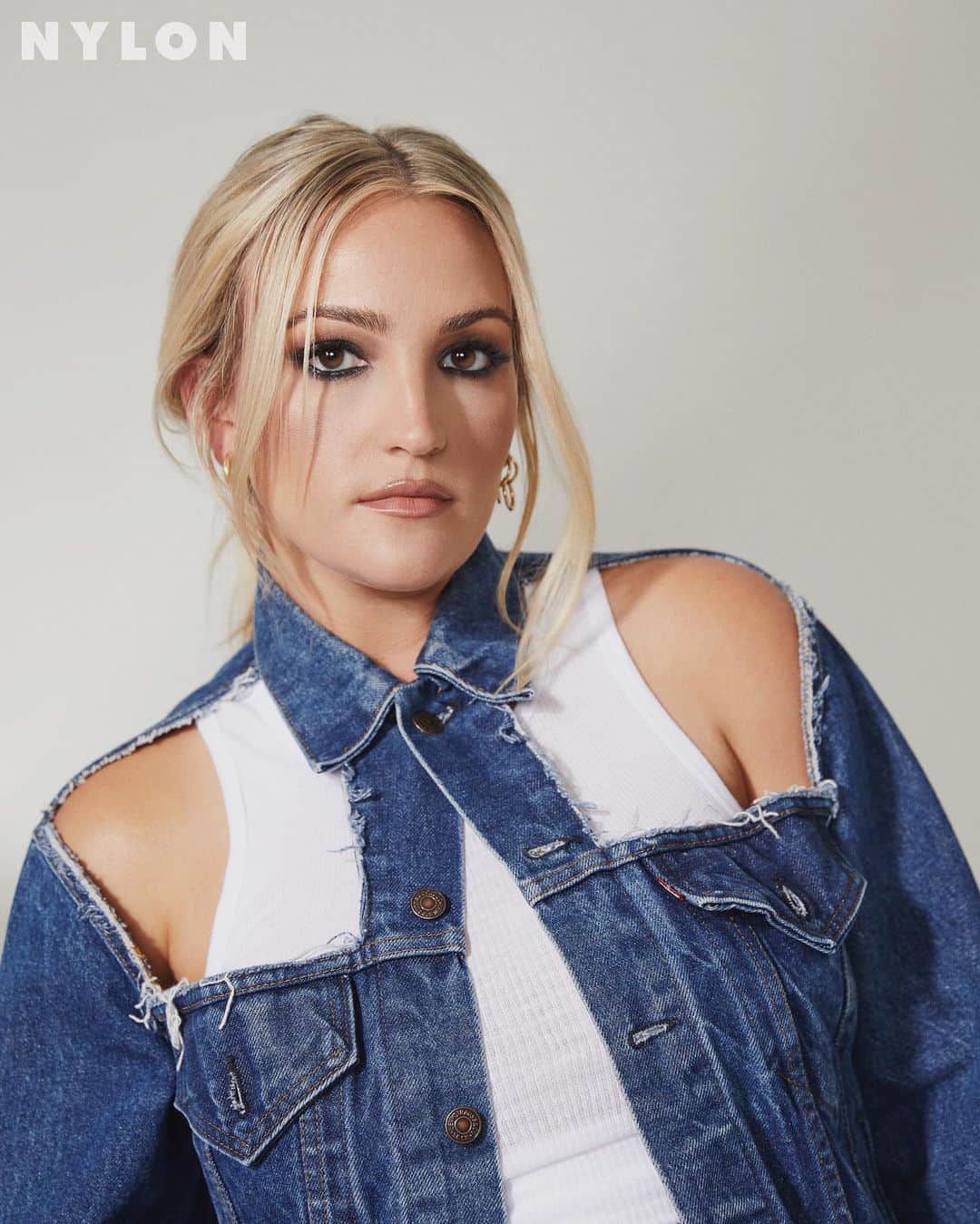 Nylon Magazineさんのインスタグラム写真 - (Nylon MagazineInstagram)「Reintroducing #JamieLynnSpears ✨ After taking a break from the spotlight, the actress-singer (and mom) is ready for her second act. At the link in our bio, @jamielynnspears talks new music, her family, and that #Zoey101 reboot with @mccarthylauren #NYLONSpecialReport . . . Photographer: @tawnibannister Stylist: @kattypaldos Art Director: @ehover Hair: @hayleyheckmann Makeup: @livmadorma Manicure: @nailsbymimi VP of Fashion: @tiffanyreid VP Of Creative: @karen.hibbert Producer: @kii.brown」10月19日 23時02分 - nylonmag