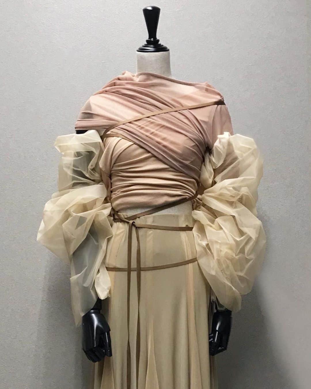 倉岡晋也のインスタグラム：「Costume ✔︎ My styling progress and backstage picture on @hikaru_pxr new MV #womensstyling #荒田洸」