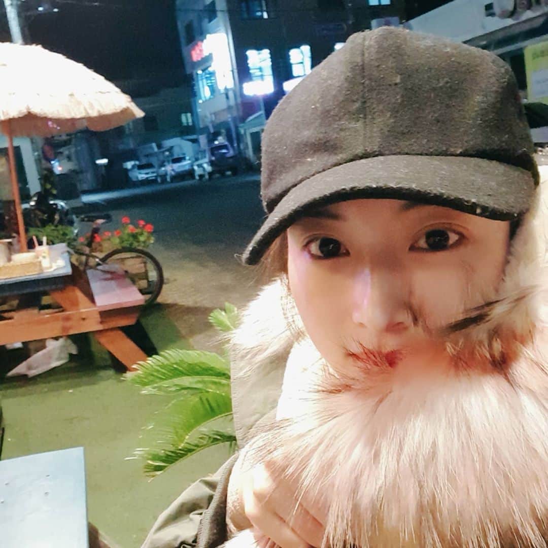 チョン・ダへのインスタグラム：「친구에게 잠시 납치 당함, 그 와중에 친구 주려고 챙긴 뷰디아니 클렌징패드와 팩들 넌 내일 내게 이거 한 박스 달라고 말 할 것이다~! 안봐도 비됴😋  처음 와본 글라글라 하와이 소문대로 좋구나~~~!!😊  #딸래in제주 #제주도민 #제주살이 #친구선물 #글라글라하와이 #뷰디아니클렌징패드  #써보면알지~」