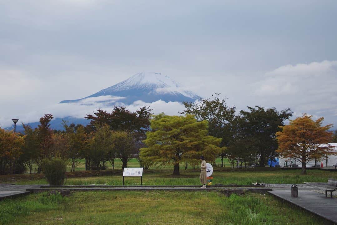 のインスタグラム：「. 🐾🗻☁️ . . #soilpimpsessions  #TENDRE #djkawasaki  . 📸#leica #camera .  #山中湖　#mtfuji  #富士山　#湖畔　　 #parked #driveinlive #radio  #spaceshowertv #lakeyamanaka #japan  #山梨 #yamanashi  #ほうとう ます寿司  #しゃいんますかっと#food #eat  #music #live #weekend #sunday #car #drive #goto #温泉 #trip   🚘DRIVE-IN LIVE ”PARKED”🚘 Vol.4」