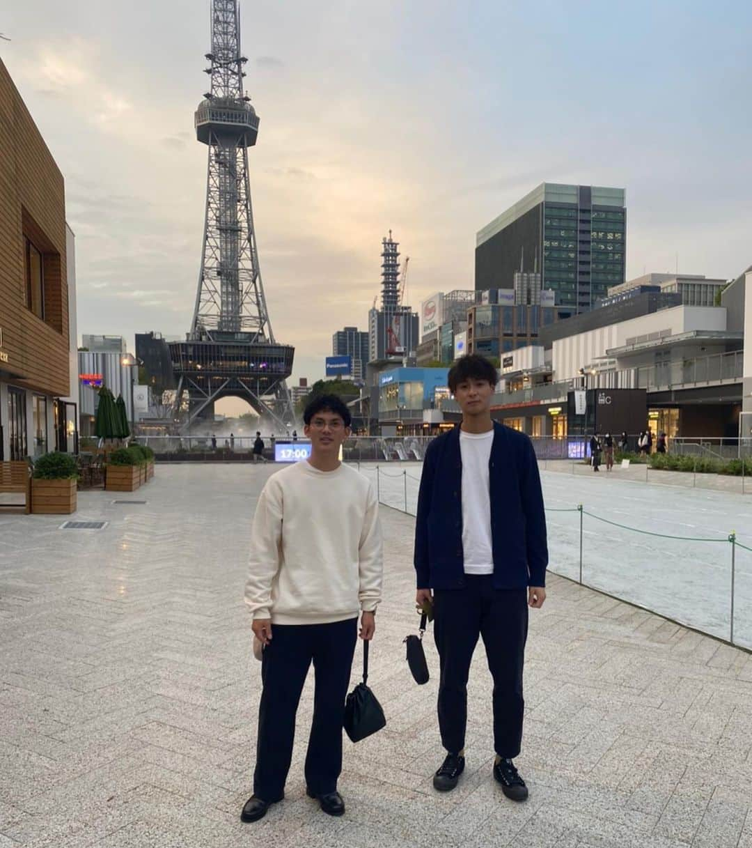 川口太一さんのインスタグラム写真 - (川口太一Instagram)「Day off... 開幕戦は負けてしまいましたが次に向けて気持ちを切り替え頑張りましょう。今日はチームメイトと色々と話し合えた良い時間でした。これからもONE TEAMになって頑張りましょう！ ホームゲーム開催までに愛知の良い所を紹介しようとふと思い、今日は名古屋市中区・栄の久屋大通公園北エリア／テレビ塔エリアに誕生した新商業施設『RAYARD Hisaya-odori Park（レイヤード ヒサヤオオドオリパーク）』を見てきました。 公園と店舗が一体化、名古屋初出店店舗を含む話題のテナントも集まり、公園の新しい価値を生み出す超注目の新施設だそうです！ カフェ、レストラン、雑貨、ファッションなど幅広いジャンルのお店が勢揃いしていますよー😆 試合観戦で愛知に来られた際には愛知のグルメや景色、色々なスポットに足を運んで頂き試合以外でも楽しんで頂ければ良いのかなと思い投稿させて頂いているので参考になれば幸いです。 僕はコーヒー好きなので @hario_japan のお店を少し見て、元稀が抹茶好きなので @ippoen_hisaya に行ってみました！ そして僕達が良くショッピングをする @1ldk_annex にも行きアクティブな休日となりました。 では今日は寝ます。おやすみなさい。 #愛知 #名古屋 #栄 #久屋大通 #グルメ #カフェ #夜景 #名古屋テレビ塔 #久屋大通パーク #ファッション #universalproducts #niuhans #paraboot #aeta #buddyoptical」10月19日 23時14分 - k.taichi20