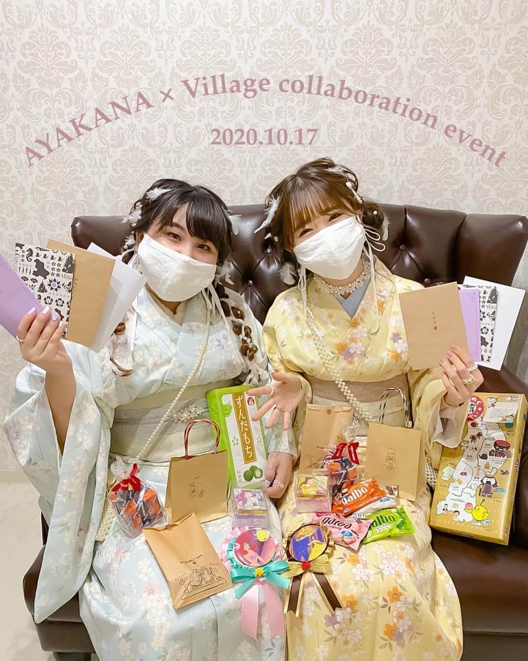 Kanaのインスタグラム：「ㅤㅤ ㅤㅤ 10月17日は あやかな×Villageコラボイベントでした👘☕️ ㅤ 来てくださった方々 ありがとうございました🙇🏻‍♂️💕💕 ㅤ 初めましての方はもちろん、 久しぶりに会う方もたくさんいて やっとみんなに会えて本当に嬉しかったです😊 ㅤ ㅤㅤ あやかながコーディネートした着物を着られて嬉しいって たくさんの方が言ってくれたのですが、 一緒に選んだ着物を着付けして ヘアセットして、、って準備するみんなを見て 「あぁ、私たちが選んだコーデを着て みんなが更に可愛くなっていく、、！！！😭💗」 ってじーーんときてしまいました🥺💕 ㅤㅤㅤㅤ ヘアアクセサリーとか あやかなさんとお揃いの羽付けました！ って言ってくれる方も何人かいて 愛しかったなぁ😭💕💕 ㅤ ㅤ イベント当日はずっとVillage店内にいて HATCOFFEEには行けなかったけど、 散策から帰ってきた方が 撮った写真、動画を見せてくれたり 楽しそうに嬉しそうに話してくれたりして 楽しんでもらえたんだなって伝わってきて 本当に嬉しかったです😊 ㅤ HATCOFFEE店内の イベント専用席の飾り付けとか あやかなフォトブースでも みんなたくさん写真撮ってくれてて 可愛かったって言ってもらえて 嬉しかったな〜！☕️💐💗 こだわった甲斐がありました🥰 ㅤ 限定ラテアートはあやかなイラスト👯‍♀️ 当日限定ドリンクはいちごミルクでした🍓🥛💓 ( あやかなラテアートを描いてるかっちさんの写真 もし撮ってる方いたらくださぁぁい😭🙏🏻❣️) これも喜んでくれてる方多くてよかったなぁ🥰💭 ㅤ ちなみにトートバッグの あやかなイラストは私が描いたのですが、 たくさんの方が褒めてくれて😭 不安だったので本当に良かったです😭😭😭💕 ㅤ あやかな浅草マップも 抽選も喜んでくれて 嬉しかったな〜🥰❣️ ㅤ ♡あやかな賞 ♡かな賞 ♡あやか賞 ♡チェキ賞 ♡よろし賞 当選した方々おめでとうございました🎉 ㅤ ㅤㅤ 雨だし寒いしで来てくれるみんなに 申し訳なさでいっぱいだったけど、 最高な1日でした とか このイベントに来れて本当に良かったです とかたくさん嬉しいことばっかり 言ってくれて本当に救われました😭 ㅤ みんな寒くて大変だっただろうに、 みんなの心配したら むしろかなさんたちずっと着物で対応してて 疲れてませんか！？とか ご飯ちゃんと食べれてますか！？とか 私たちの心配までしてくれる方々もいて、、（；＿；） ㅤ みんなの心遣いに終始感動、 反応に癒されまくりな1日でした😢💖 ㅤ みんなとたくさんお話できて 写真もいっぱい撮れて 本当に楽しかった😭💗💗💗 ㅤ そして差し入れ・プレゼント・お手紙等 くれた方々ありがとうございました😭💓 りいちゃんに言われて嬉しかったのが、 あやかなファンって手紙くれる子多いよね って！🥺💖 気持ちが伝わってくるし、 準備してくれた時間とか含めて 本当に嬉しかったです🥰 手紙はもう何回も読み返してます💌 ㅤ 今回予定が合わずに来れなかった方も DM送ってくれたり応援してくれて、 本当に嬉しかったし力になりました🥺💘 ㅤ ㅤ ㅤ 準備期間から当日まで何もかも楽しくて 本当に最高なイベントだった！😭💗 ㅤ こんな素敵なイベントを企画実現させてくれた Villageさん👘、HATCOFFEEさん☕️ そして最高なイベントに仕上げてくれた フォロワーのみなさま👯‍♀️ 本当にありがとうございました🥰 心の底から感謝です😊🙏🏻💭 ㅤ ㅤ 書きたいことはまだまだたくさんあるけど 最後に！！ ㅤ みんな大好きっっっ！🥰❤️❤️❤️ ㅤ ㅤ ㅤ ㅤ ㅤ ㅤ 𝒔𝒑𝒆𝒄𝒊𝒂𝒍 𝒕𝒉𝒂𝒏𝒌𝒔...♥︎ ㅤ @village_tokyo 👘 @tanrii97 @yagichan0819 ㅤ @hat_coffee ☕️ @kci.bymx ㅤ @a_yaka77 ㅤ ㅤ ㅤ ㅤ ㅤ ㅤ #aya_kana ㅤㅤㅤㅤ #Village #villagetokyo #HATCOFFEE」
