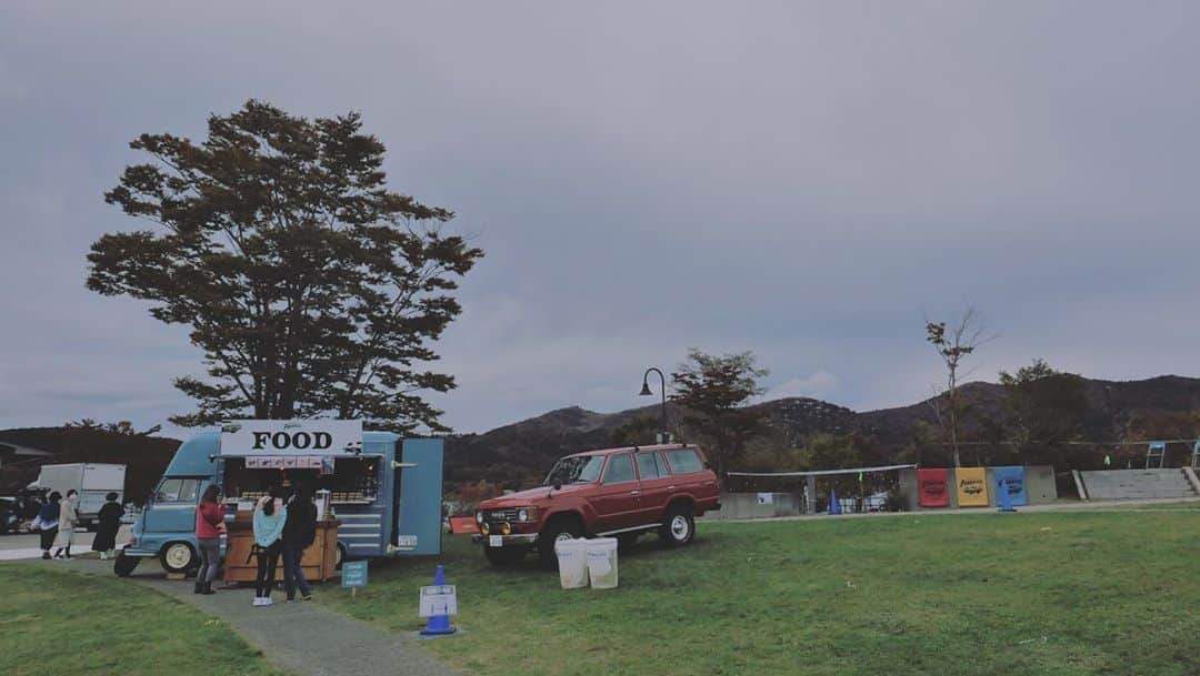 のインスタグラム：「. . 🚘DRIVE-IN LIVE ”PARKED”🚘 Vol.4  .  車であるおかげで、子供や高齢の方も楽しめるライブであるのはすごく良かった。距離を保たれながらゆったりとした会場、贅沢すぎる空間で音を聴ける。  リハからゆるゆる音が鳴ってて、 幸せすぎたねー。 . #soilpimpsessions  #TENDRE #djkawasaki  . 📸#leica #camera . #山中湖　#mtfuji  #富士山　#湖畔　　 #parked #driveinlive #radio  #spaceshowertv #lakeyamanaka #japan  #山梨 #yamanashi  #ほうとう ます寿司  #しゃいんますかっと#food #eat  #music #live #weekend #sunday #car #drive #goto #温泉 #trip」