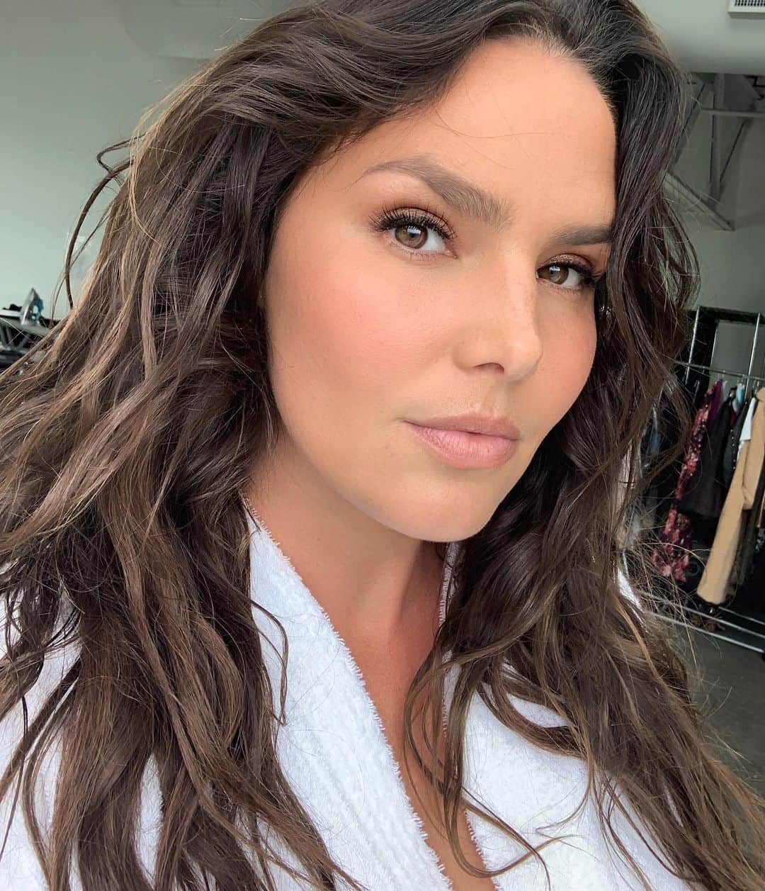 キャンディス・ハフィーンのインスタグラム：「Monday.... let’s throw a lash on and handle it. 😉  Makeup by @brianduprey!」