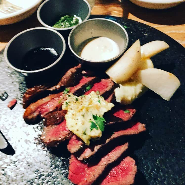 松田洋治のインスタグラム：「昨日が稽古オフだったので前倒しでバースデイ家族ディナー。みんなで外食はいつ以来なのか思い出せないくらい。 牡蠣、肉、パスタ、野菜 映画終わって体重戻し期間でもあるのでたんまりいただきました。 53歳です。」