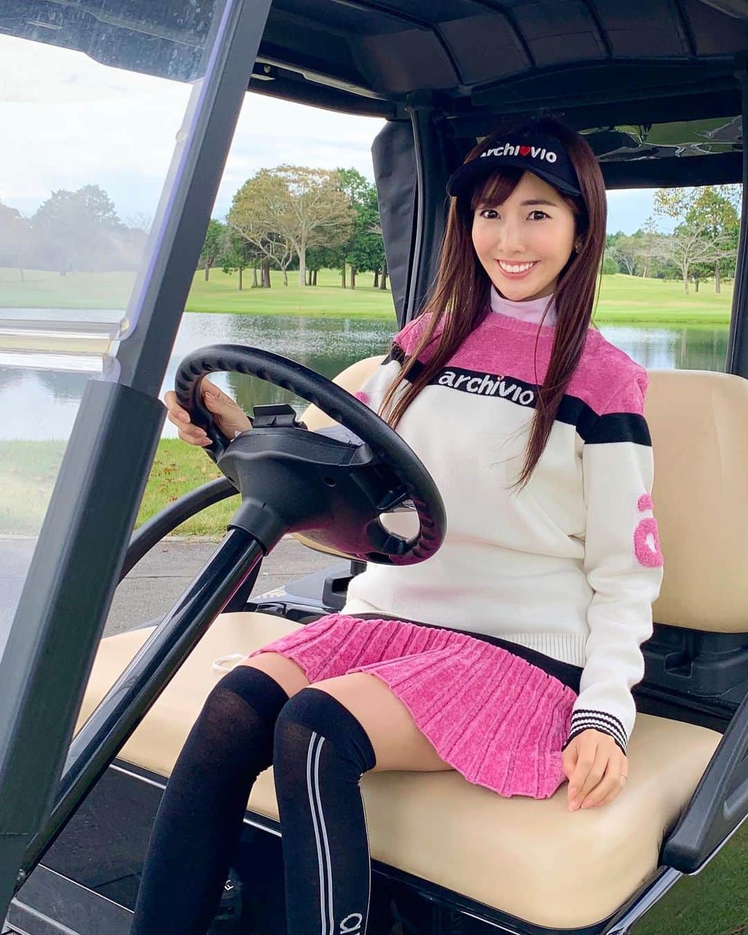 のインスタグラム：「. 今日はOKトーナメントの取材に行ってきました⛳️ . ウエアの艶感が美しいニットはなめらかな毛糸が使われていて、優しい肌触り☺️ 「触ってもいい？気持ちいい〜っ！」 とモテモテの一日でした💓 . . Tops・Skirt・Sun visor・Socks：@archivio.official_online . . #archivio #アルチビオ #ゴートゥグリーン  #ドリームショット #okトーナメント  #golfstagram #golfgirl #golfwear  #ゴルフ女子 #ゴルフ女子コーデ  #ゴルフ好きな人と繋がりたい  #気象予報士 #セントフォース」