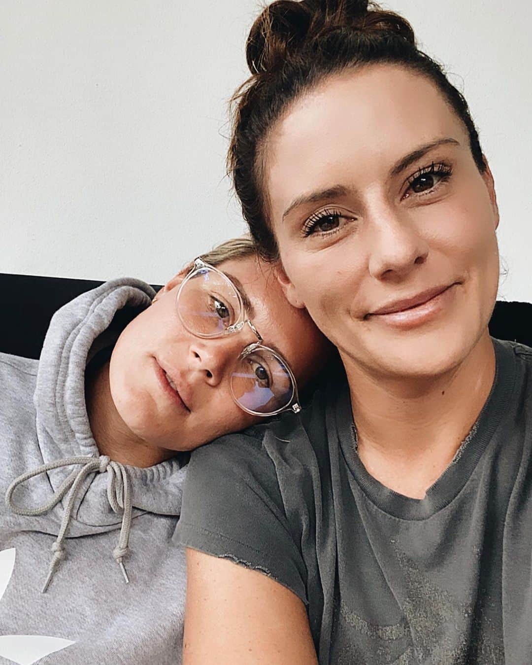 アリ・クリーガーのインスタグラム：「H A P P Y  35th B I R T H D A Y to my beautiful wife and best friend!  There’s no one else I’d rather be in quarantine with and through this year I’ve grown more and more in love with you! Cheers to wonderful, beautiful you on your special day! xx ❤️👩🏻‍🤝‍👩🏼🐶🐶❤️」