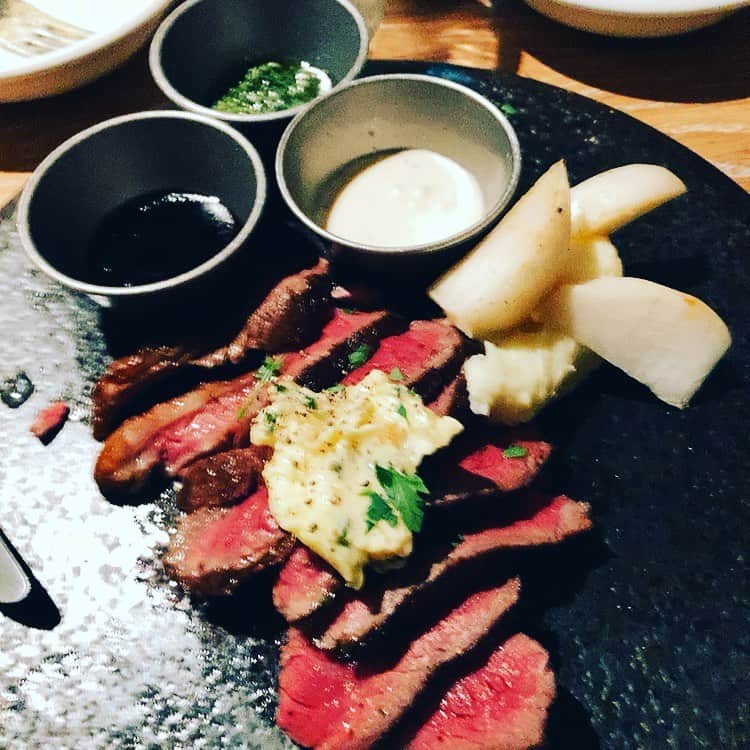 松田洋治のインスタグラム：「昨日が稽古オフだったので前倒しでバースデイ家族ディナー。みんなで外食はいつ以来なのか思い出せないくらい。 牡蠣、肉、パスタ、野菜 映画終わって体重戻し期間でもあるのでたんまりいただきました。 53歳です。」