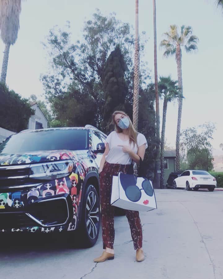 ホーランド・ロデンのインスタグラム：「When @aliceandolivia @vw drop by they do it in a big way! ❤️」