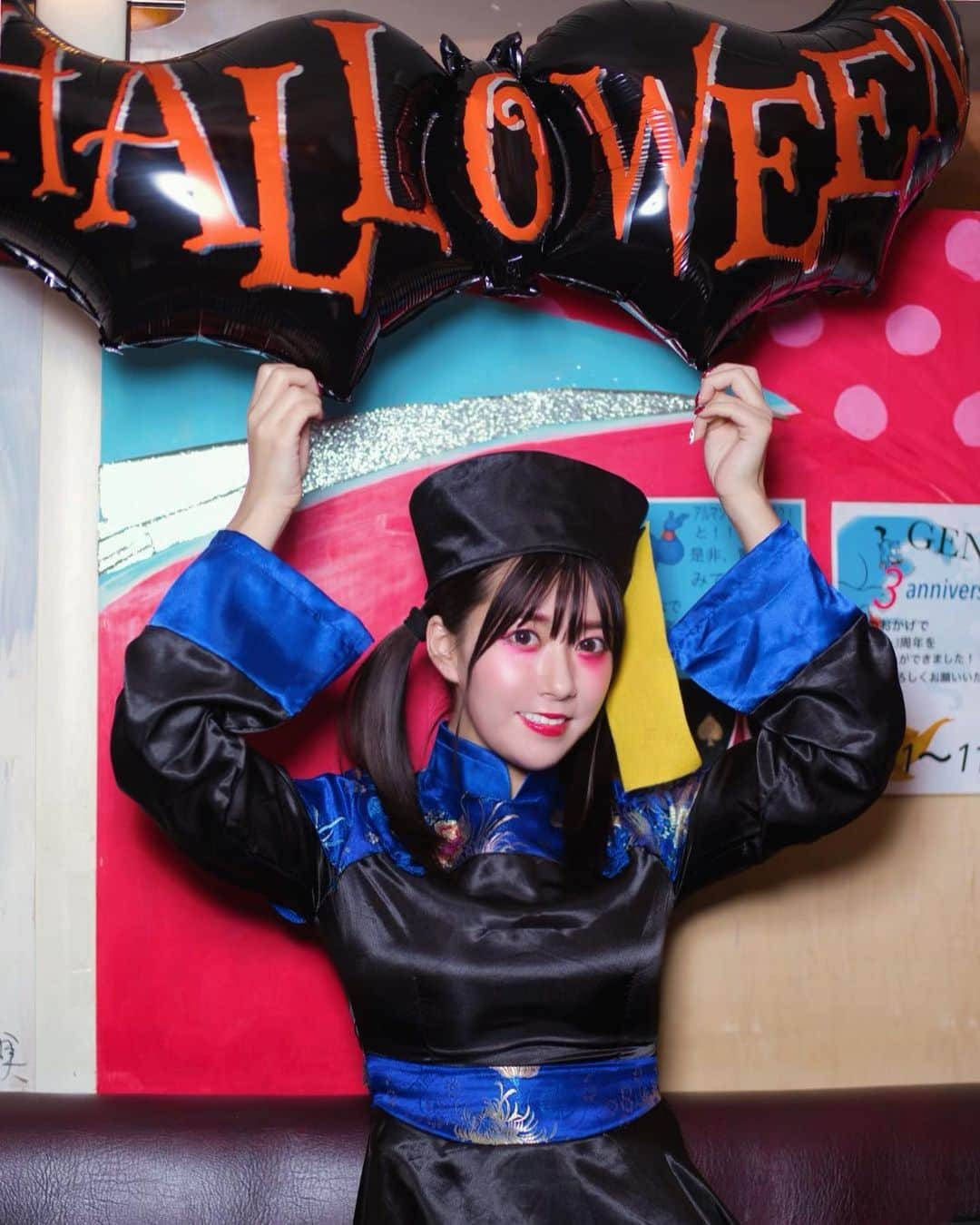 夏奈子のインスタグラム：「🎃👻🧟‍♀️ #happyhalloween  #ハロウィン #仮装 #キョンシー #イベント #ゴミは持ち帰ろう   ハロウィンの次の日の朝の街はゴミだらけで悲しい思い出があるけど 今年はコロナの影響でないのかな？ とにかく、 遊ぶ時の ゴミは必ず持ち帰ってくださいね。 ポイ捨てしないでーー！！🙅‍♀️  #楽しく #綺麗に遊ぼう #ポイ捨て禁止  #ダサい #かっこ悪いぞ」