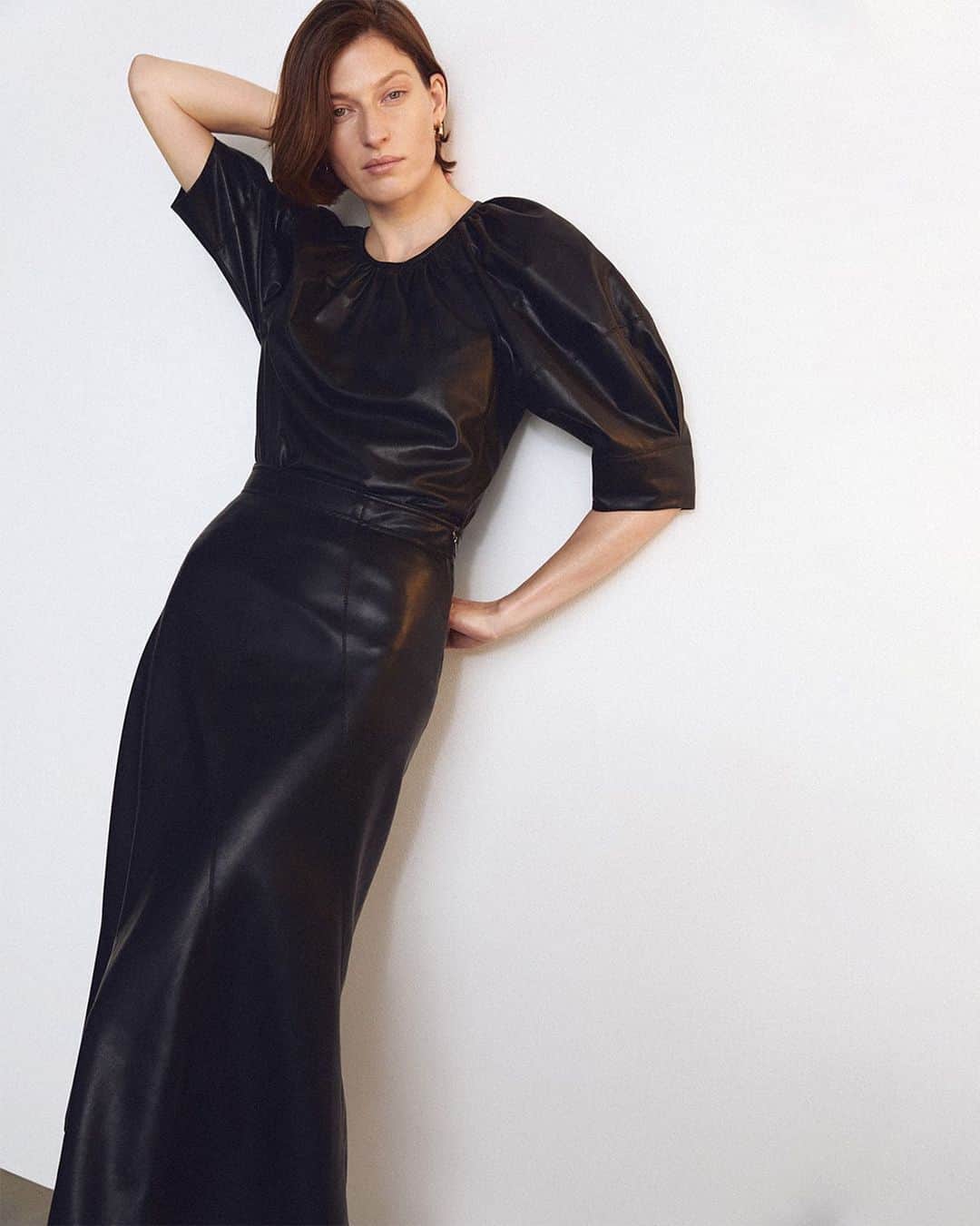 レベッカテイラーのインスタグラム：「Modern outfitting with our Vegan Leather Top and Skirt.」