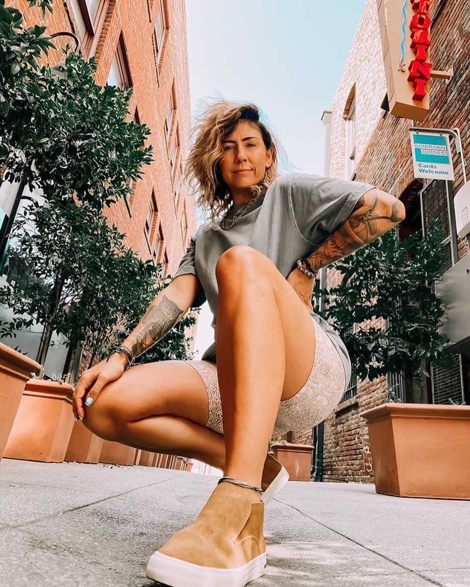 のインスタグラム：「Boom💥Now that’s what we call mastering the perfect fall uniform.   📷: @danielle_onthedaily   #showupinseavees」
