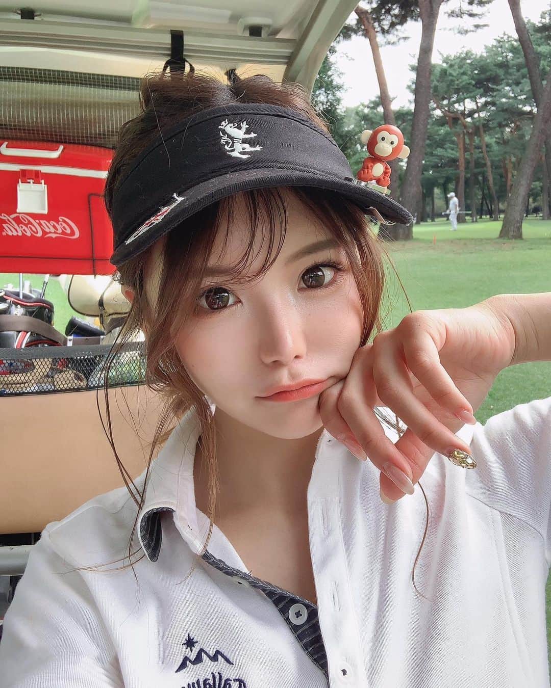 あやごるふのインスタグラム：「10/7 @smilegolf2018 さんのラウンド企画👫💖﻿ in #大宮ゴルフコース  ﻿ ﻿ ゴルフ女子総選挙3位の御礼も兼ねまして、﻿ ラウンド企画が行われました🙇‍♀️﻿ ﻿ 平日にも関わらず、1時間も経たずに満員御礼🙇‍♀️﻿ 私が宣伝する前に募集終了してしまって申し訳ございませんでした💦﻿ ﻿ ﻿ とりあえずね、﻿ 一言だけ言えるのは、、、﻿ ﻿ とーーーっっても楽しかったです❤️😆﻿ ﻿ ﻿ 皆さん優しすぎて、﻿ 私の自由奔放な姿を可愛いに変換してくれたり﻿ 持ち物はビールですって言ったらビール買ってきてくださったり﻿ お昼〜後半はずっとお酒飲んでたり😂﻿ ﻿ 詰まってて待っている間は﻿ アプローチの練習をさせてもらって﻿ 沢山教えていただいたり…🙇‍♀️﻿ ﻿ 私、教えていただくのめちゃくちゃ嬉しいタイプだから﻿ 要所でアドバイスをいただいたんだけど、﻿ 「今変えちゃうとおかしくなっちゃうからこれから気を付けてみればいいよ。」とか﻿ なんかもうアドバイスの仕方まで神様すぎて、、、﻿ ﻿ 私が皆さんのプレーフィーお支払いした方が良いんじゃないか！？！？﻿ と本気で思いました。﻿ ﻿ ﻿ 写メのお猿さんとパフェのマーカーは﻿ D様から頂いたもの🐵🍰❤️﻿ 可愛すぎひん！？！？🥺🥺﻿ ﻿ 先にお猿さんいただいて頭に付けている間に多分取れちゃって💦﻿ ﻿ 後半に無くなってしまったことに気付いたら、﻿ パフェもいただいたの🥺✨﻿ （正しくはもう一つください！って図々しく言ったらいただいた🤣笑）﻿ ﻿ ﻿ 大宮ゴルフコースはカラス防止に﻿ 関西から鷹匠さんを呼んでいてて、﻿ （日本では鷹匠﻿の資格保有者がごく僅か😳） 鷹がカラスから私たちを守っててくれていました🦅✨✨﻿ ﻿ ﻿ ご飯も豪華で美味しくて素敵な所でした…🤤💖﻿ ﻿ ﻿ ﻿ ﻿ #golfnetwork #golf #golfswing #golfwang #reginagolf  #golfgirls #instagolf #golfstagram #スマイルゴルフ #ゴルフ女子 #スマイルゴルフ女子 #ゴルフ好き #ゴルフ部 #鷹匠 #ゴルフ練習 #ゴルフコーデ #골프 #ゴルフスイング #ゴルフ大好き #ゴルフ好きな人と繋がりたい #ゴルフばか #golflife #golfgirl #不動産投資 #골프 #골프웨어 #골프스타그램 #해외여행 #예쁘다」