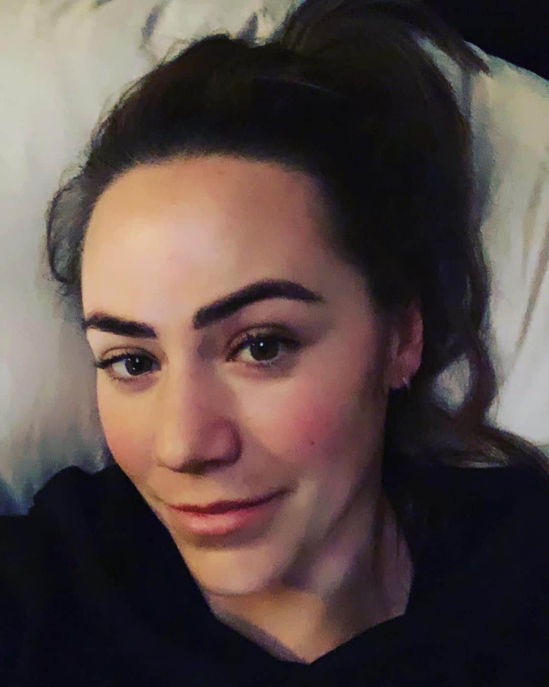 のインスタグラム：「Acting all chill but secretly my boobs might legit explode 😬  @feroce_fitness_   #momlife #milkfactory #timetoestmissy #literallyleaking」