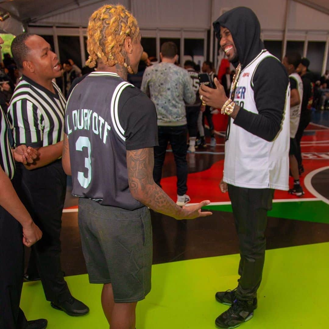 ファボラスのインスタグラム：「Happy Bday to Lil bro @lildurk!!   Remember i was on tour in Chicago & you knew they wasn’t tryna let you perfom & you still pulled up & we STILL tried to make it happen but the police & venue was hating. Knew you was solid ever since. U ain’t let me down since. Keep going Lil bro!! Keep being the voice!! Celebrate Life for Durkio!! 🎈」