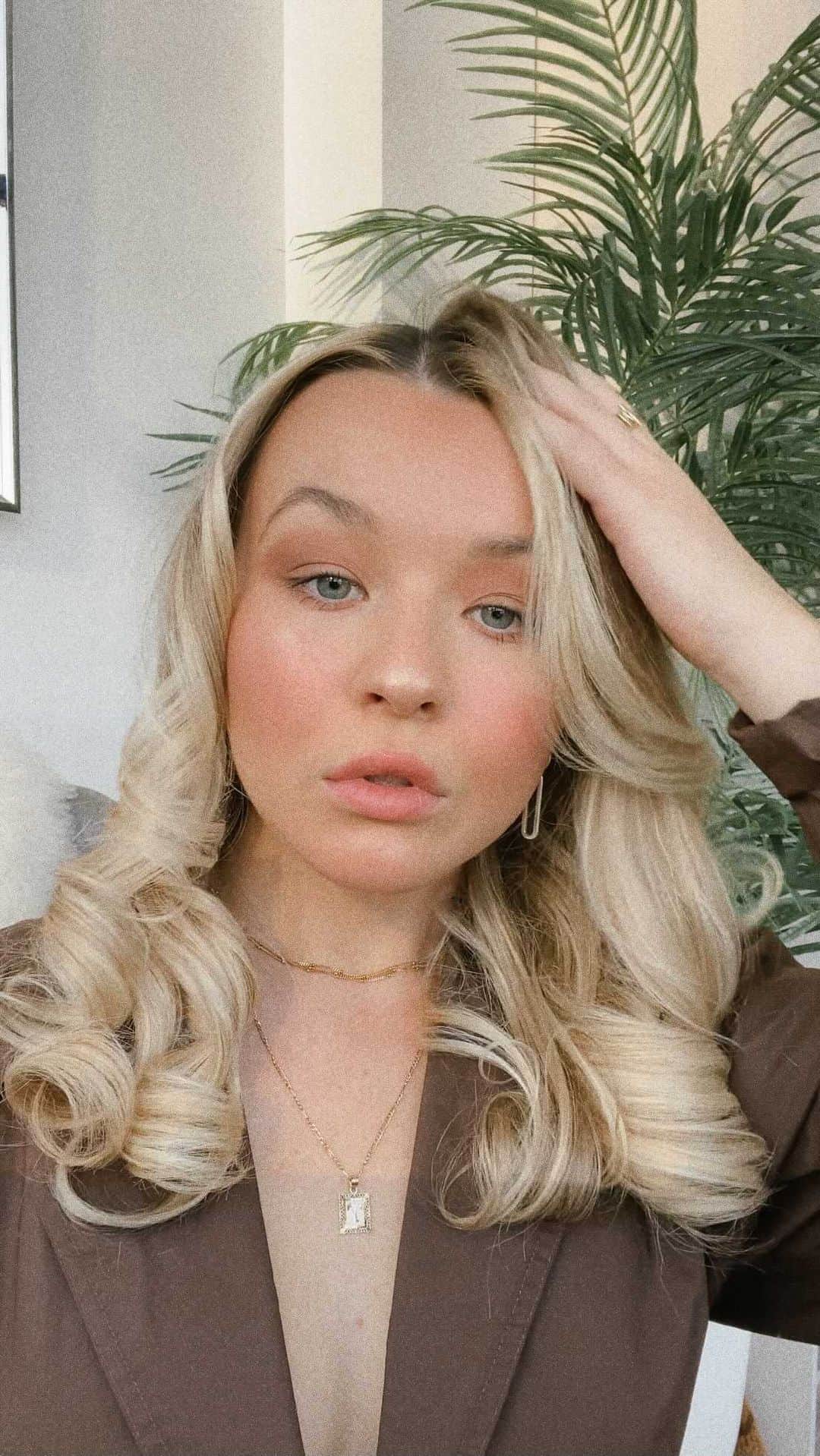 トーリ・ウェブスターのインスタグラム：「real skin in the sunlight 🤎 I love texture, dew, and glow ✨   #naturalmakeup #glowingskin #realskin #dewy」