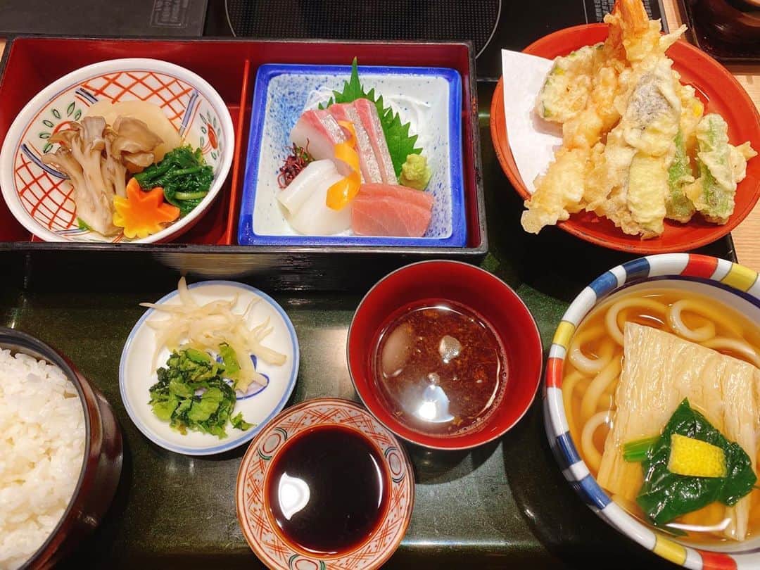 倉田雅世さんのインスタグラム写真 - (倉田雅世Instagram)「昨夜は、人生初美々卯でした。 天ぷら、お刺身、おうどん、好き。 まいたけはお友達に食べてもらいました\(//∇//)\」10月20日 8時56分 - kuralamune