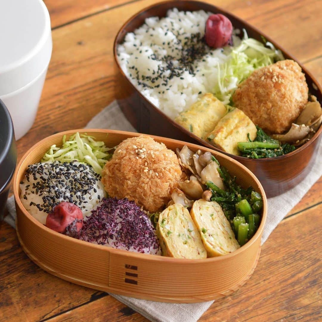 yukiyoさんのインスタグラム写真 - (yukiyoInstagram)「2020.10.20* ・ 今日のお弁当 ・ ごま塩、ゆかりおむすび、梅干し ネギ入りだし巻き 牛メンチの丸いの おかずスペースに敷き詰めたキャベせん 舞茸梅酢炒め 春菊ごま和え ・ お湯を入れるお味噌汁付き ・ ・ 日曜日安達太良山に行って来ました。 ・ お昼は定番おにぎりと飲むお出汁 しまったおにぎり撮らなかったよ… ・ ・ 紅葉も、ピークは過ぎましたが綺麗でしたよ （ @yuki_hike に載せてます☺︎ 良かったら見てね） ・ ・ #お弁当 #obento #bento #lunch #lunchbox #onthetable #japanesefood #暮らし #曲げわっぱ #lin_stagrammer #ロカリ #おうちごはんLover #マカロニメイト #IGersJP #おむすび #おにぎり #フーディーテーブル #OnigiriAction #だし蔵  #関西おだし #関西限定 #大阪限定 #無添加だし #だしパック #dashicup #だしカップ」10月20日 9時00分 - quiestla7