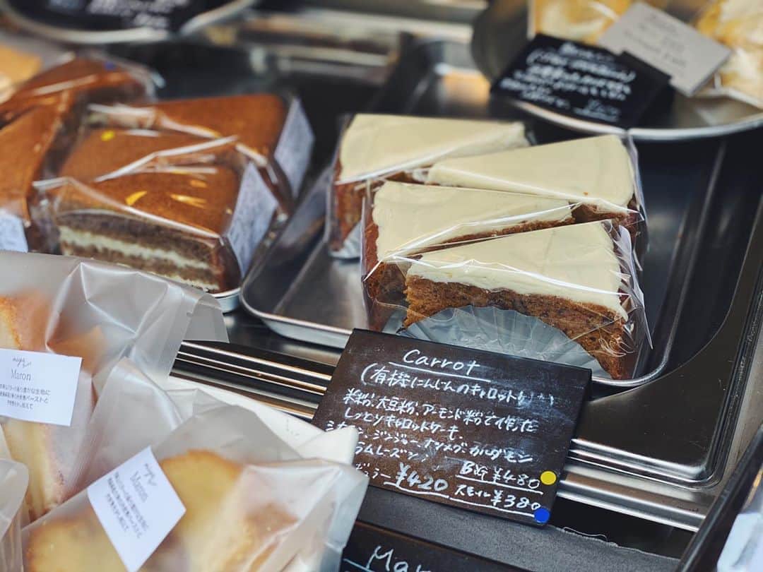 Risako Yamamotoさんのインスタグラム写真 - (Risako YamamotoInstagram)「なるべく白いお砂糖や小麦は控えるようにしている生活の中で探していたお砂糖不使用のお菓子屋さん☺︎ ・ 日曜日のみのopenで、お砂糖・小麦粉不使用の @miya_bake さんのお菓子を買いに♥️ ・ 美味しいー！♡ キャロットケーキも絶品でした🐰🥕 お家おやつにたくさんget🍪 ・ ・ #miyabake #お砂糖不使用 #slohasholic #glutenfree #sugarfree #グルテンフリー #キャロットケーキ #carrotcake」10月20日 9時00分 - risako_yamamoto