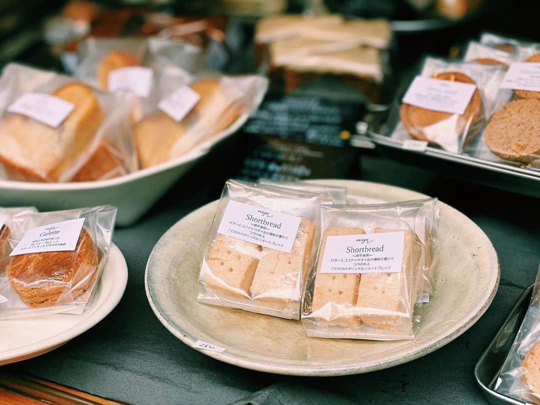 Risako Yamamotoさんのインスタグラム写真 - (Risako YamamotoInstagram)「なるべく白いお砂糖や小麦は控えるようにしている生活の中で探していたお砂糖不使用のお菓子屋さん☺︎ ・ 日曜日のみのopenで、お砂糖・小麦粉不使用の @miya_bake さんのお菓子を買いに♥️ ・ 美味しいー！♡ キャロットケーキも絶品でした🐰🥕 お家おやつにたくさんget🍪 ・ ・ #miyabake #お砂糖不使用 #slohasholic #glutenfree #sugarfree #グルテンフリー #キャロットケーキ #carrotcake」10月20日 9時00分 - risako_yamamoto