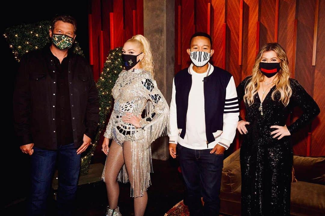 ケリー・クラークソンさんのインスタグラム写真 - (ケリー・クラークソンInstagram)「I’m back with some of my favorite humans! Yes, that is a zipper on my mask. No, it won't stop me from fighting for my favorites! #TeamKelly #VoicePremiere @NBCTheVoice」10月20日 9時04分 - kellyclarkson