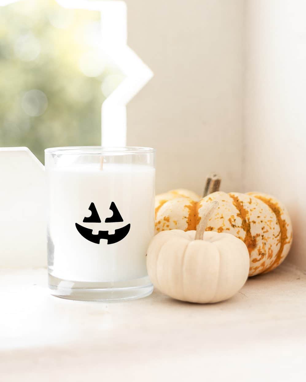 The Little Marketさんのインスタグラム写真 - (The Little MarketInstagram)「Take your fall décor to the next level with the cutest jack-o'-lantern candle. Just select your favorite scent, then add our fun seasonal design. Link in bio to shop! ⠀⠀⠀⠀⠀⠀⠀⠀⠀ For arrival before Halloween, be sure to place your order by Wednesday, October 21st at 11am PT.」10月20日 9時05分 - thelittlemarket