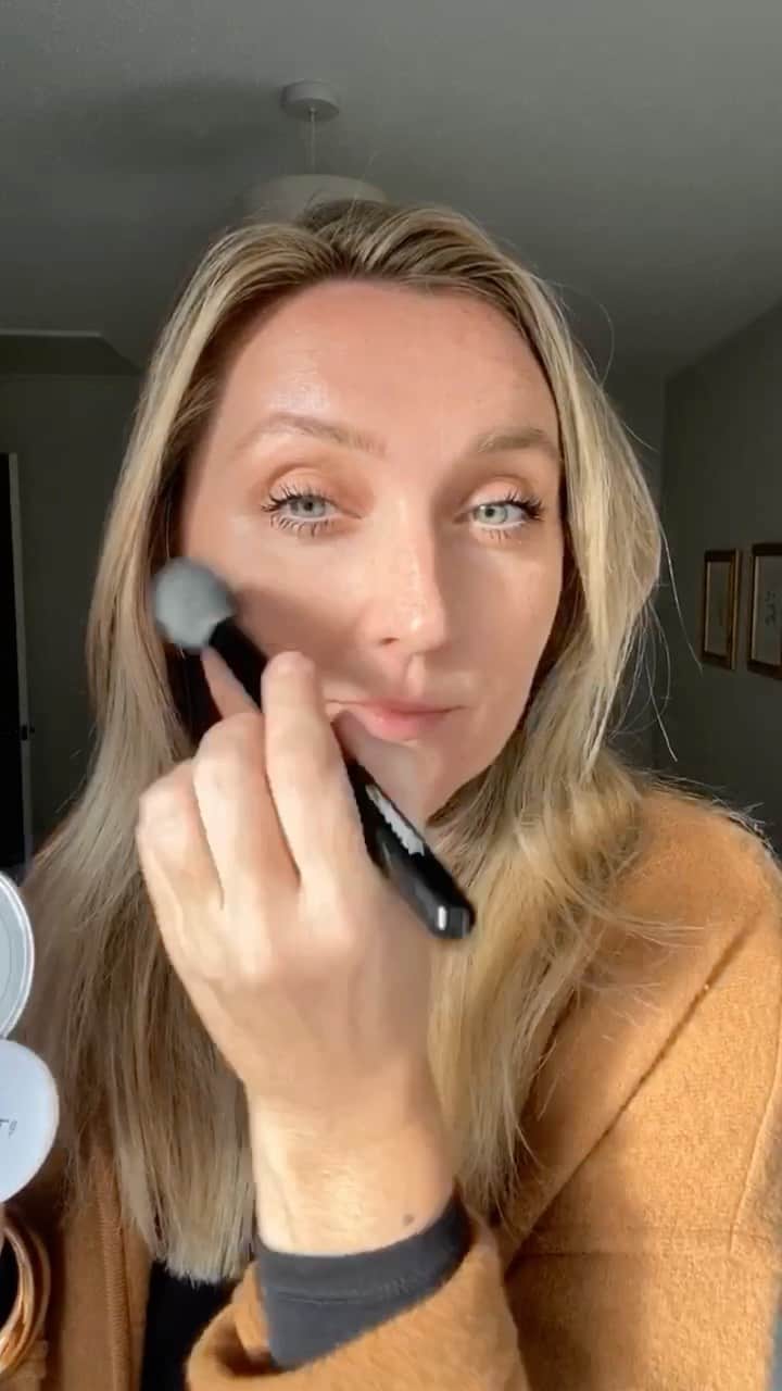 JO BAKERのインスタグラム：「FULL VIDEO... extended version.  Rich earthy warm autumnal tones ... with some heavy handed  #attitudelash and a pop of deep red on the cheek and lip!  SKIN PREP 1- @hadalabotokyo_uk  (Super Hydrator Lotion) 2- @weleda_usa  (Awakening Eye Cream)  BASE 3- @shiseido (synchro self-refreshing foundation ) EYES 4- @welovecoco eyeshadow quad #268 (CANDEUR ET EXPÉRIENCE) 5- @chanel.beauty  Volume Revolution Mascara in Noir 6- @anastasiabeverlyhills  (brow product maybe discontinued?) 7- @toofaced  (Chocolate soleil bronzer) 8- @byterryofficial  (Hyaluronic Pressed Powder) 9- @lisaeldridgemakeup  (#velvetjazz lipstick) 10- @sammcknight1  #lazygirl #coolgirl  Spray playing for the first time... cos I’m def a lazy hair chick!!  #makeup on me by me #jobakermakeupartist #welovecoco #makeuptutorial #makeupartist #makeuplooks #makeupoftheday #autumnmakeup #fallmakeup」