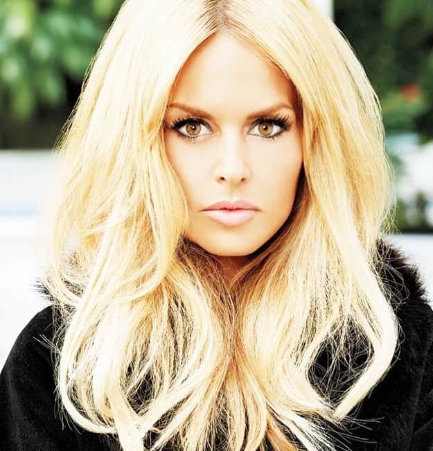 レイチェル・ゾーのインスタグラム：「#Mondaymood for an insane week ahead filled with change and #gratitude 🙏🏻 . Also some #mondaymotivation to give yourself some big hair and a good #cateye once in while even to go absolutely nowhere.. #glamour forever. 💋🥂 XoRZ」