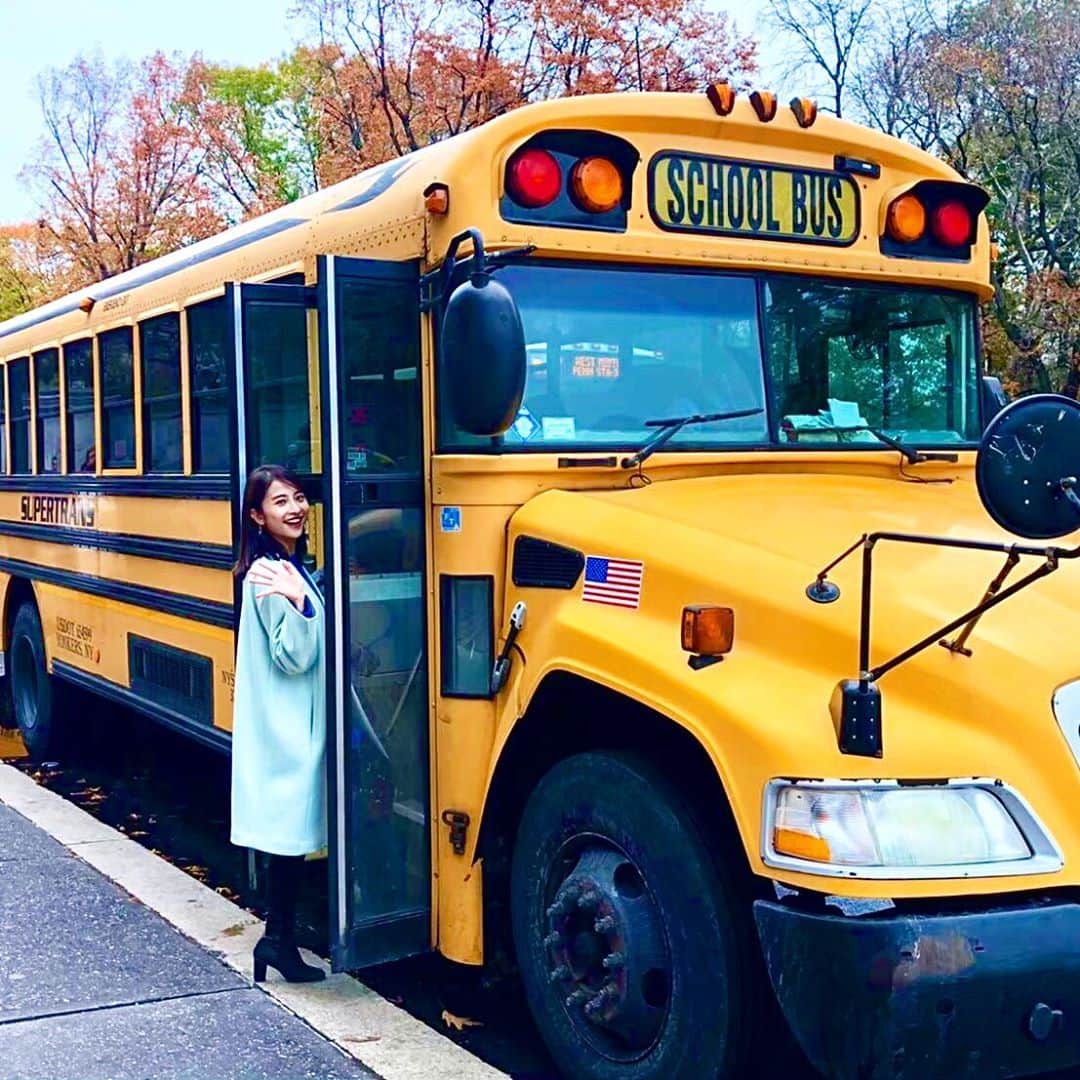 日比麻音子さんのインスタグラム写真 - (日比麻音子Instagram)「旅の思い出もういっちょ！ スクールバスを見つけて、ちょっと写真撮ってもいいですか？！と聞いたら快く受け入れてくれたバスの運転手さん🚌  小さい頃からスヌーピーを見ていて、登場する黄色いこのアメリカなスクールバスに憧れていました✨  小さな子供たちはここからどんな景色を見て学校に通ってるのだろう… 今日も元気にいってらっしゃーい！ ってね！  #NYC #schoolbus」10月20日 9時17分 - hibi_maoko