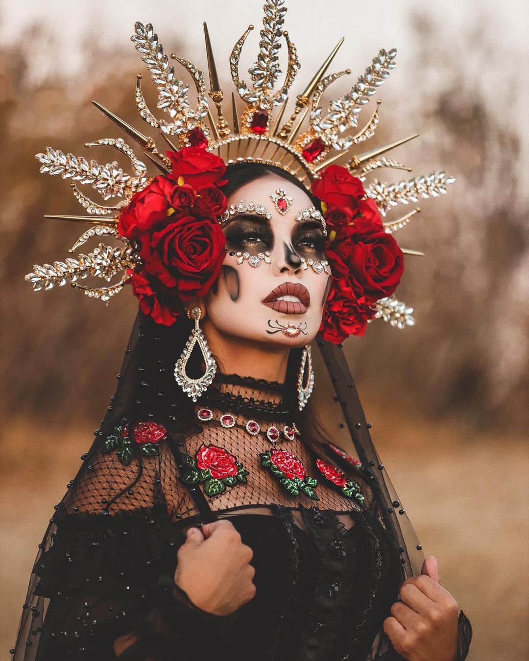 iluvsarahiiさんのインスタグラム写真 - (iluvsarahiiInstagram)「A close up this Catrina 🌹❤️  ___________________________________ Makeup and outfit by @lilylove213  All makeup products are from @smashboxcosmetics  ___________________________________ smashboxcosmetics Studio Skin Hydrating  Foundation0.1 + Smashbox Studio Skin Full Coverage 0.1 Cali Contour Face palette  24 Hour Photo Finish Eyeshadow Primer Smashbox Cover Shoot Matte Eye Palette Halo Glow Highlighter Duo in Golden Pearl  Always in Liquid Eyeliner  Super Fan Lash Lengthening Mascara Always on matte liquid lipstick in Stepping out and Here for it #iluvsarahii #smashboxcosmetics  #diadelosmuertos」10月20日 9時21分 - iluvsarahii
