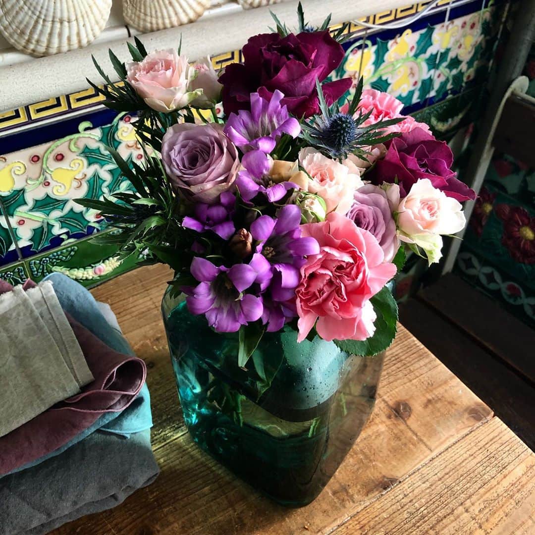 CHIPPRUSONのインスタグラム：「お花💐また寝込んでいた、、、しかし寝込むたびパン作りへの意欲がパワーアップしている。  40歳になった私は違うんだぜ。ケーキにアップルパイ、シュトレンとかクロワッサンまで焼いちゃうんだぜ（苦手科目）」