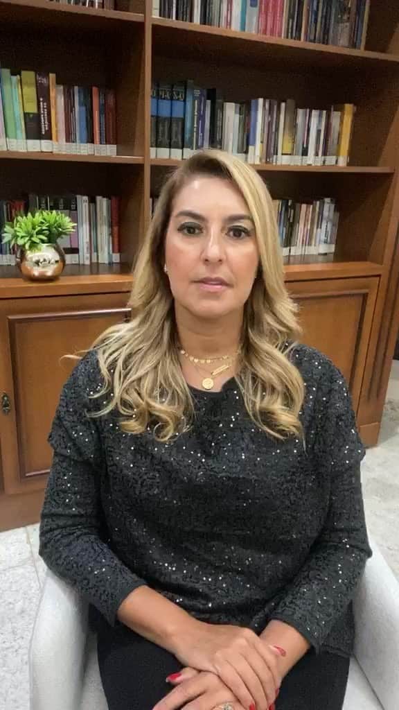 Giovanna Antonelliのインスタグラム：「Renata Gil, juíza e presidente da Associação de Magistrados Brasileiros, assume o Instagram da Giovana para discutir a campanha Sinal Vermelho, que ajuda mulheres vítimas de violência.」
