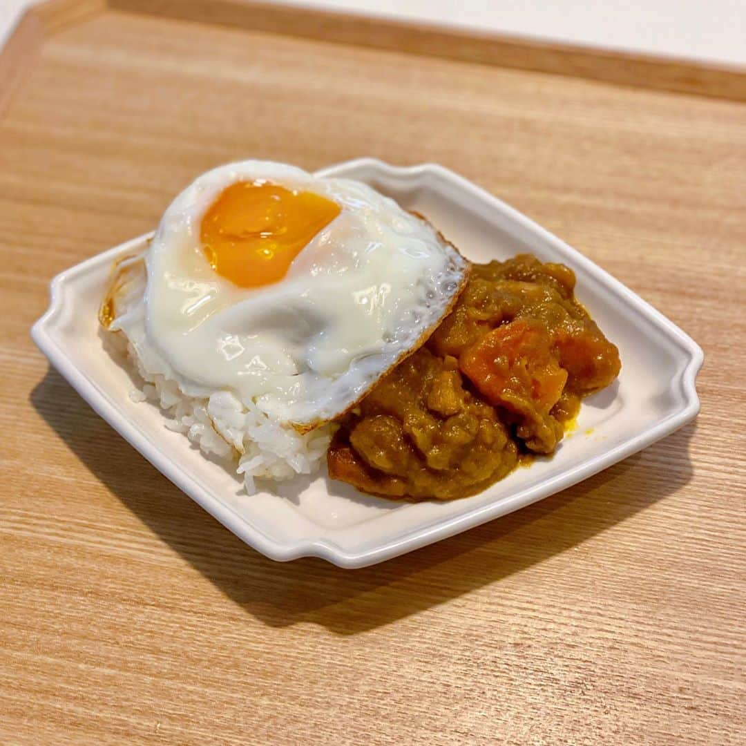 秋山具義さんのインスタグラム写真 - (秋山具義Instagram)「モーニングミニ目玉焼きカレー♡﻿ ﻿ #バーミキュラフライパン #具義カレー2020」10月20日 9時26分 - gugitter