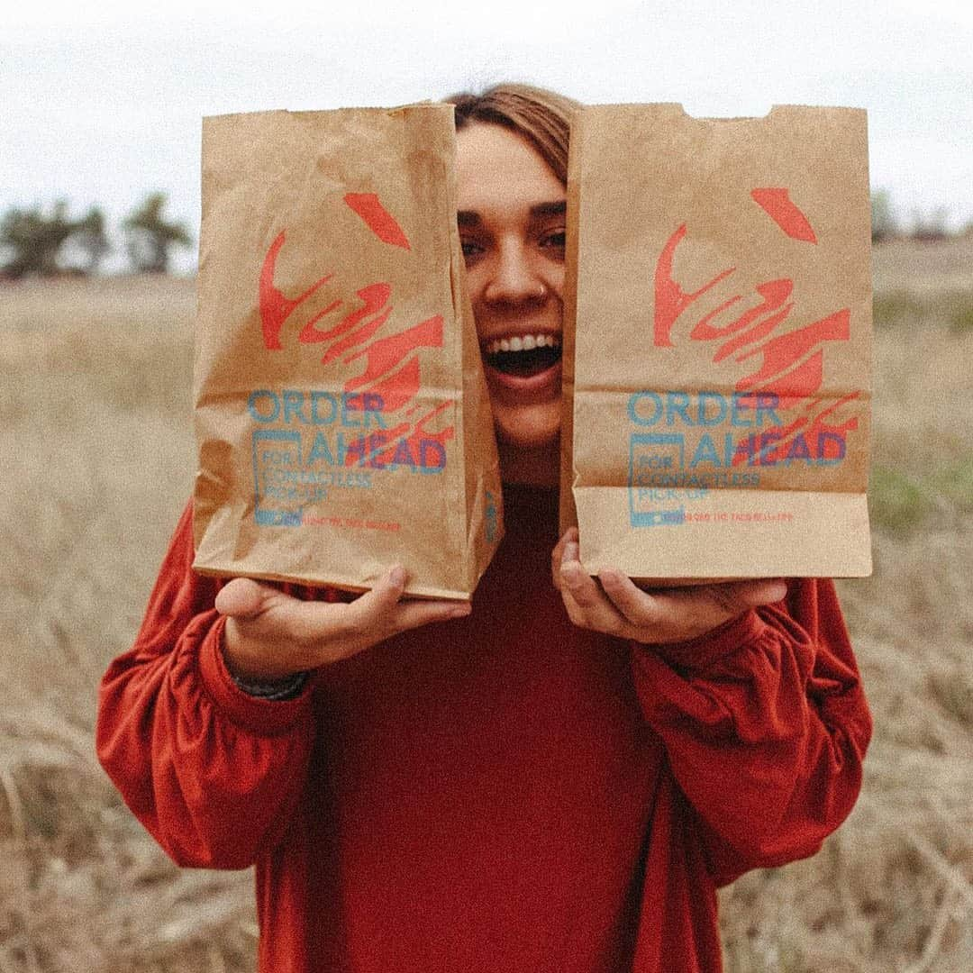 Taco Bellさんのインスタグラム写真 - (Taco BellInstagram)「Pinkies up, @annnpitts.」10月20日 9時32分 - tacobell