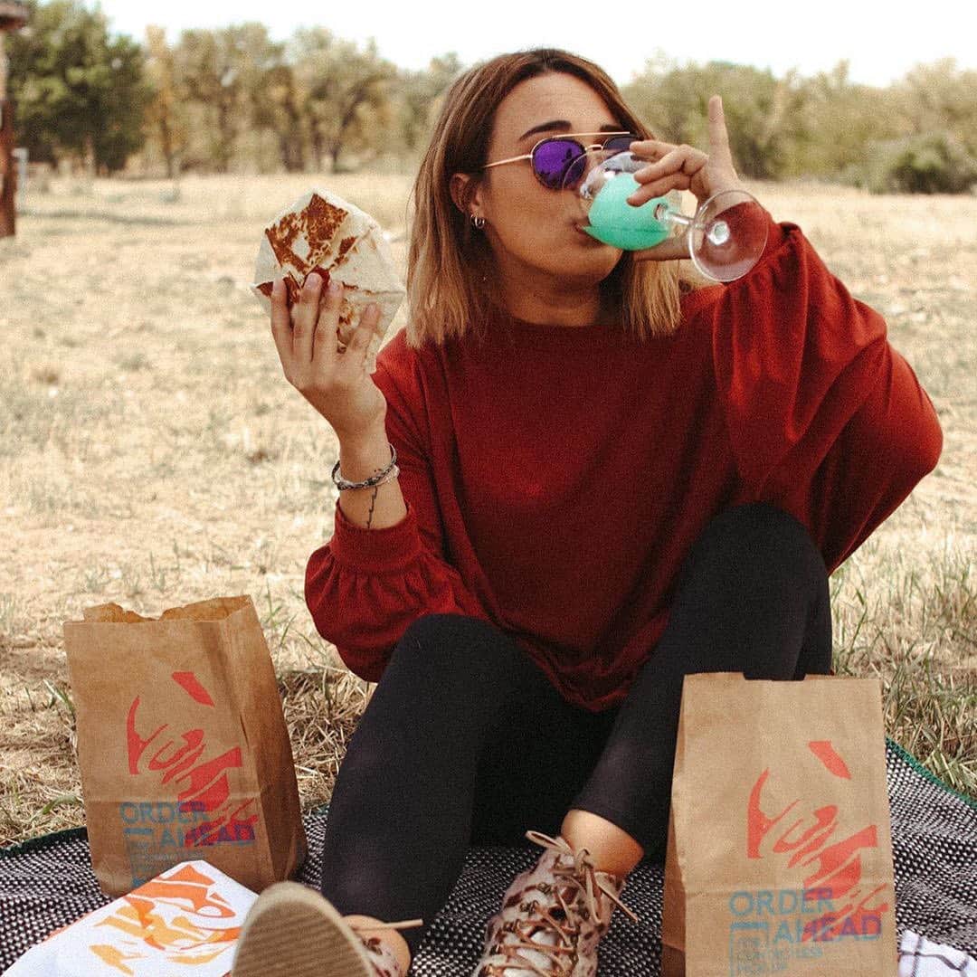Taco Bellのインスタグラム：「Pinkies up, @annnpitts.」