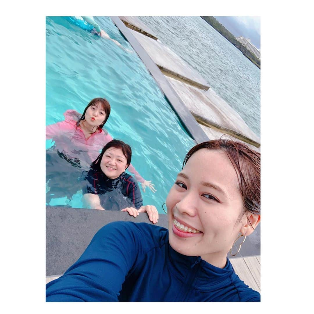 MAIKO さんのインスタグラム写真 - (MAIKO Instagram)「ピーチクパーチク旅の続き🏝 ・ ・ ホテル着いてシャンパン乾杯🥂の後は海ーーー🏖✨ 水の中大好きなのでとっても幸せ!!!! ・ ・ ハイアットリージェンシー瀬良垣はビーチもあって屋外プールもあるよ!!! ・ びっくりしたのは屋外プールの水が海水だった😳✨ そんでもってちゃんと深い🐠 ・ ・ 泳がないと言ってたななえをプールに突き落としたり(⚠️良い子は真似しないでね) ぷかぷか浮かびながらのピーチクパーチクは最高🙌🏼🌈✨ ・ ・ ・ ・ #思い出投稿📸 #女子旅 #沖縄 #なつこさんとっても良い笑顔😚 #ピーチクパーチク旅 #うちなーんちゅは水着着ないよ👙 #焼けないように長袖さ #海では映え写真撮れません👙」10月20日 9時41分 - maiko_oops