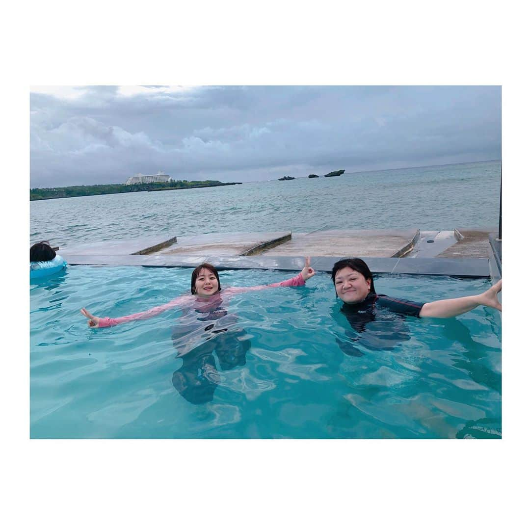 MAIKO さんのインスタグラム写真 - (MAIKO Instagram)「ピーチクパーチク旅の続き🏝 ・ ・ ホテル着いてシャンパン乾杯🥂の後は海ーーー🏖✨ 水の中大好きなのでとっても幸せ!!!! ・ ・ ハイアットリージェンシー瀬良垣はビーチもあって屋外プールもあるよ!!! ・ びっくりしたのは屋外プールの水が海水だった😳✨ そんでもってちゃんと深い🐠 ・ ・ 泳がないと言ってたななえをプールに突き落としたり(⚠️良い子は真似しないでね) ぷかぷか浮かびながらのピーチクパーチクは最高🙌🏼🌈✨ ・ ・ ・ ・ #思い出投稿📸 #女子旅 #沖縄 #なつこさんとっても良い笑顔😚 #ピーチクパーチク旅 #うちなーんちゅは水着着ないよ👙 #焼けないように長袖さ #海では映え写真撮れません👙」10月20日 9時41分 - maiko_oops