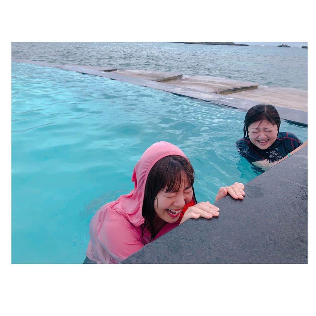 MAIKO さんのインスタグラム写真 - (MAIKO Instagram)「ピーチクパーチク旅の続き🏝 ・ ・ ホテル着いてシャンパン乾杯🥂の後は海ーーー🏖✨ 水の中大好きなのでとっても幸せ!!!! ・ ・ ハイアットリージェンシー瀬良垣はビーチもあって屋外プールもあるよ!!! ・ びっくりしたのは屋外プールの水が海水だった😳✨ そんでもってちゃんと深い🐠 ・ ・ 泳がないと言ってたななえをプールに突き落としたり(⚠️良い子は真似しないでね) ぷかぷか浮かびながらのピーチクパーチクは最高🙌🏼🌈✨ ・ ・ ・ ・ #思い出投稿📸 #女子旅 #沖縄 #なつこさんとっても良い笑顔😚 #ピーチクパーチク旅 #うちなーんちゅは水着着ないよ👙 #焼けないように長袖さ #海では映え写真撮れません👙」10月20日 9時41分 - maiko_oops