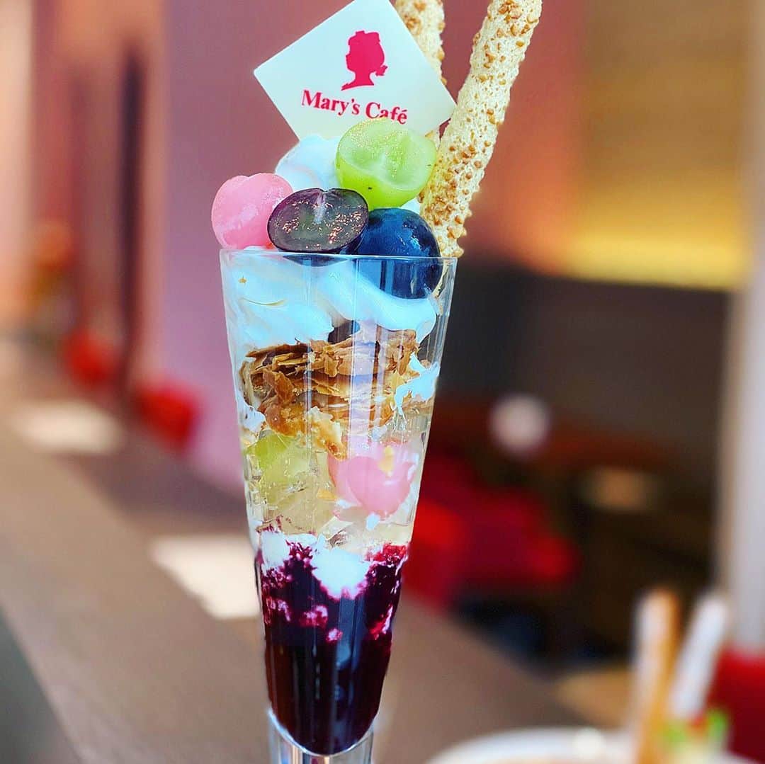 里井真由美さんのインスタグラム写真 - (里井真由美Instagram)「#chocolate #mary #tokyo #parfait  東京駅 KITTE 内「メリーズカフェ」で新作❗️メリーチョコスイーツ三昧でございます〜 @marychocolate.jp  ・ ・ 秋は チョコと栗・りんご・ぶどう😊 🍫🌰🍎🍇❤️  。。。  🌰 →2.3枚め)ワタシ的なお目当ては「グラスマロン」〜🌰💓 マグカップサイズにぐるっと栗スイーツ入ってます🌰チョコ、栗、栗アイス、モンブランショートなど♡右からも左からも写真撮っちゃう🌰笑笑🤣  🍇 秋の限定チョコレートパフェは ぶどうとシャインマスカット、ホワイトチョコレートのパフェです  みずみずしい果実と、ホワイトチョコアイス&レアチーズムースが まろやか〜カシスソースとレモンジュレの優しい酸味がアクセント♡  🍎 キャラメル林檎のクレームブリュレ パリパリッ✨キャラメルと りんごカスタードがたまりません♡ パイに乗せて食べてもおいしい😊🍎  この日は女子3人で朝10時から♡ 朝チョコ、朝パフェを お招き席で楽しませて頂きました。 少しおしゃべりしても まだ午前中。 1日 充実して過ごせます♡  東京駅から1分ですし、もちろんお仕事帰りにサクッと立ち寄りほっこりチョコに癒されるに絶好なシチュエーション♡   ギフトにできるチョコの販売も豊富なので 両方で重宝です〜  ハロウィンチョコドリンクやパンプキンチョコなど 限定チョコもあります🎃   あ！メリーチョコレートさんの70周年記念チョコや、トーキョーチョコレートの新作などなど、まだまだご紹介したいチョコたくさんなので、また書きますね〜  今日も張り切ってファイティン💪💕   #メリーチョコレート#メリーチョコレートカムパニー #パフェ#apple #チョコレートパフェ#チョコレート#kitte #japanesefood #japanesegirl #モンブラン#里井真由美#フードジャーナリスト里井真由美 #marychocolate #maryscafe #ショコラ」10月20日 9時48分 - mayumi.satoi