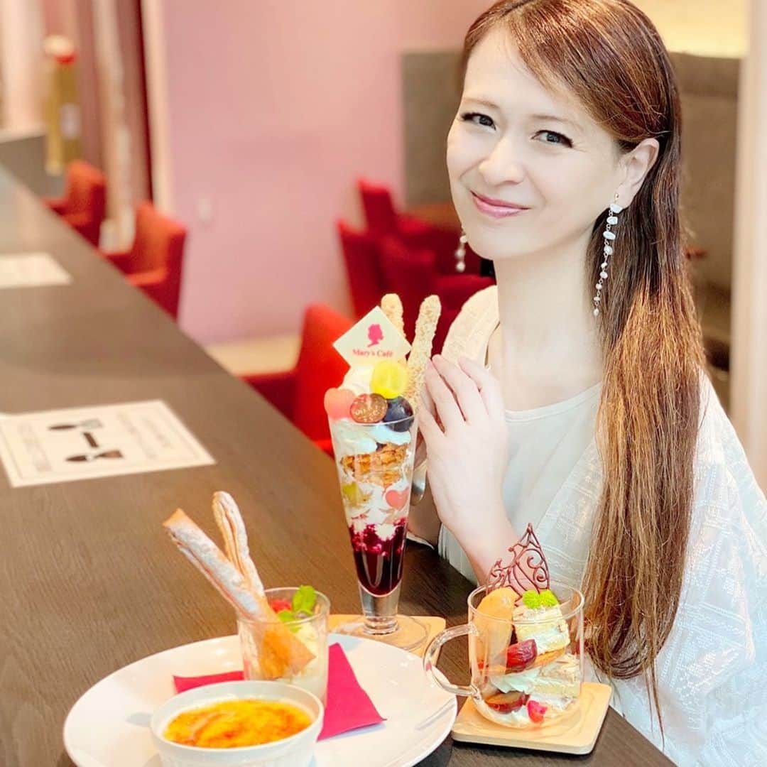 里井真由美さんのインスタグラム写真 - (里井真由美Instagram)「#chocolate #mary #tokyo #parfait  東京駅 KITTE 内「メリーズカフェ」で新作❗️メリーチョコスイーツ三昧でございます〜 @marychocolate.jp  ・ ・ 秋は チョコと栗・りんご・ぶどう😊 🍫🌰🍎🍇❤️  。。。  🌰 →2.3枚め)ワタシ的なお目当ては「グラスマロン」〜🌰💓 マグカップサイズにぐるっと栗スイーツ入ってます🌰チョコ、栗、栗アイス、モンブランショートなど♡右からも左からも写真撮っちゃう🌰笑笑🤣  🍇 秋の限定チョコレートパフェは ぶどうとシャインマスカット、ホワイトチョコレートのパフェです  みずみずしい果実と、ホワイトチョコアイス&レアチーズムースが まろやか〜カシスソースとレモンジュレの優しい酸味がアクセント♡  🍎 キャラメル林檎のクレームブリュレ パリパリッ✨キャラメルと りんごカスタードがたまりません♡ パイに乗せて食べてもおいしい😊🍎  この日は女子3人で朝10時から♡ 朝チョコ、朝パフェを お招き席で楽しませて頂きました。 少しおしゃべりしても まだ午前中。 1日 充実して過ごせます♡  東京駅から1分ですし、もちろんお仕事帰りにサクッと立ち寄りほっこりチョコに癒されるに絶好なシチュエーション♡   ギフトにできるチョコの販売も豊富なので 両方で重宝です〜  ハロウィンチョコドリンクやパンプキンチョコなど 限定チョコもあります🎃   あ！メリーチョコレートさんの70周年記念チョコや、トーキョーチョコレートの新作などなど、まだまだご紹介したいチョコたくさんなので、また書きますね〜  今日も張り切ってファイティン💪💕   #メリーチョコレート#メリーチョコレートカムパニー #パフェ#apple #チョコレートパフェ#チョコレート#kitte #japanesefood #japanesegirl #モンブラン#里井真由美#フードジャーナリスト里井真由美 #marychocolate #maryscafe #ショコラ」10月20日 9時48分 - mayumi.satoi